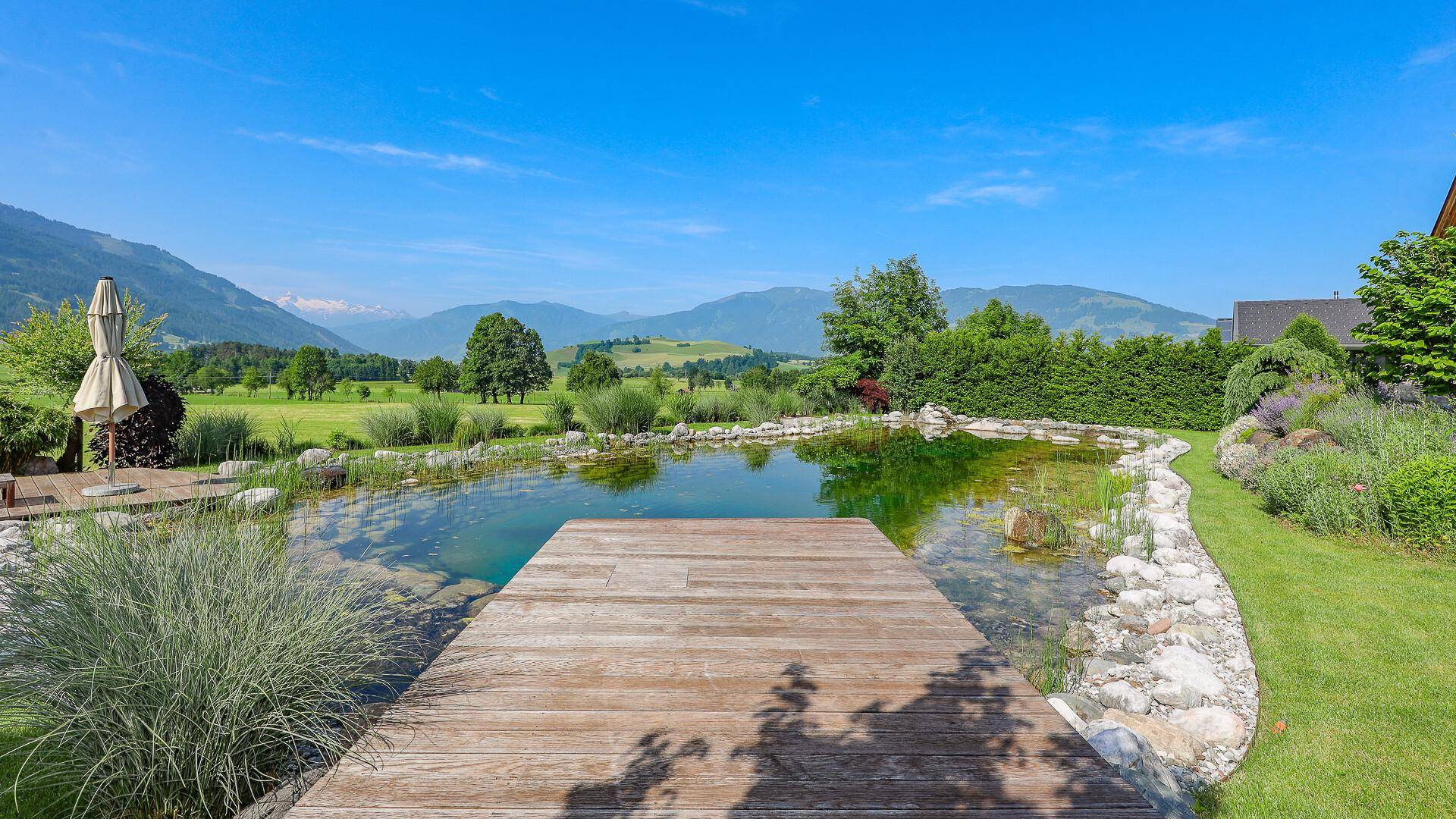 KITZIMMO-Exklusive Villa mit Schwimmteich in Toplage kaufen - Immobilien Saalfelden Salzburg.