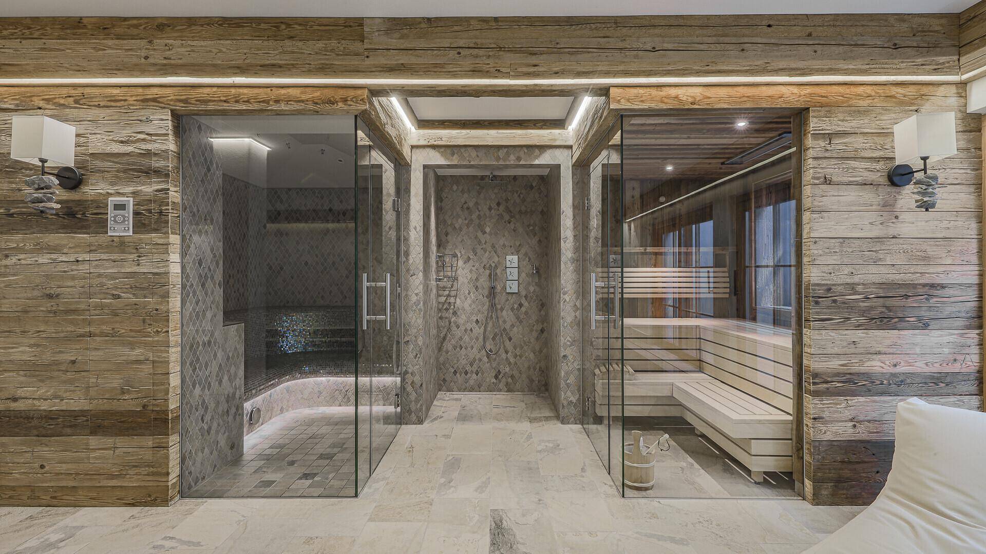 Wellnessbereich mit Sauna, Dampfbad und Erlebnisdusche in luxuriöser Ausstattung.