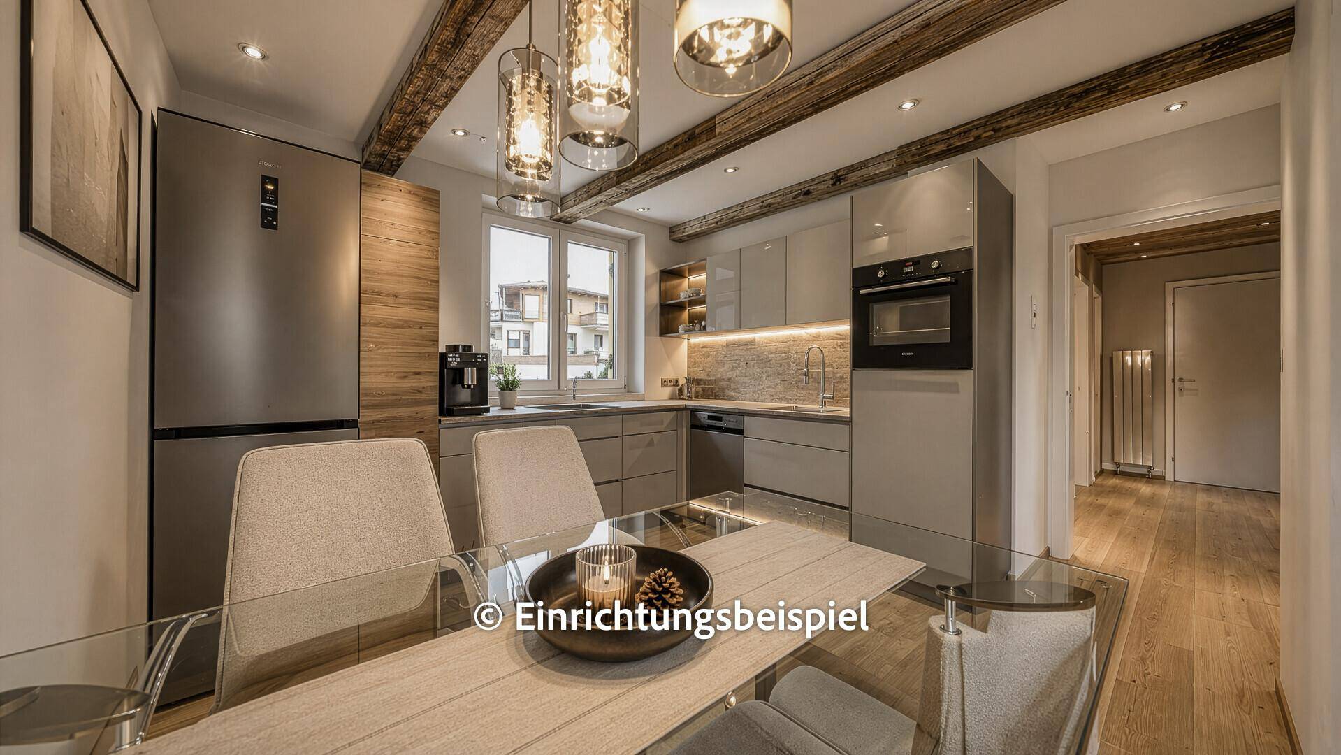 Moderne Küche mit Essbereich, Holzbalken und hochwertigen Geräten, als Einrichtungsbeispiel.