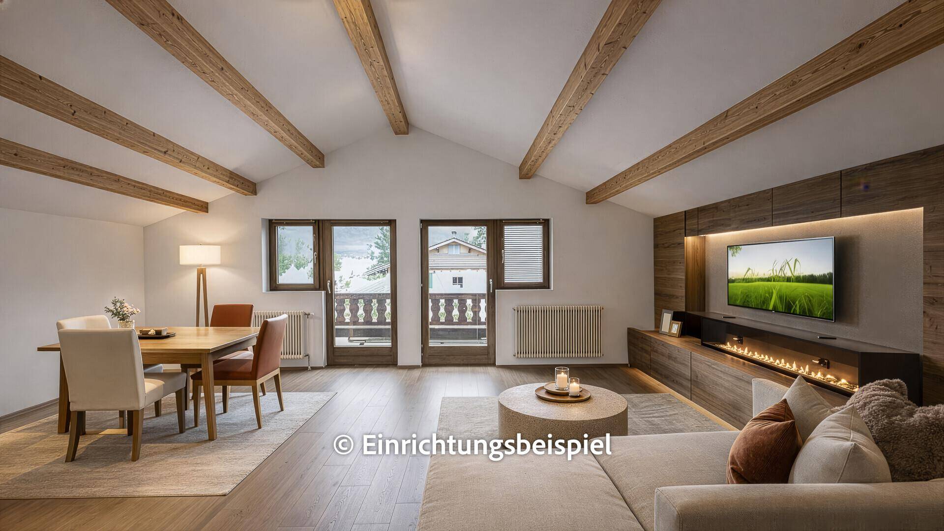 Gemütlicher Wohn- und Essbereich mit Holzbalken, Kamin und Zugang zum Balkon.