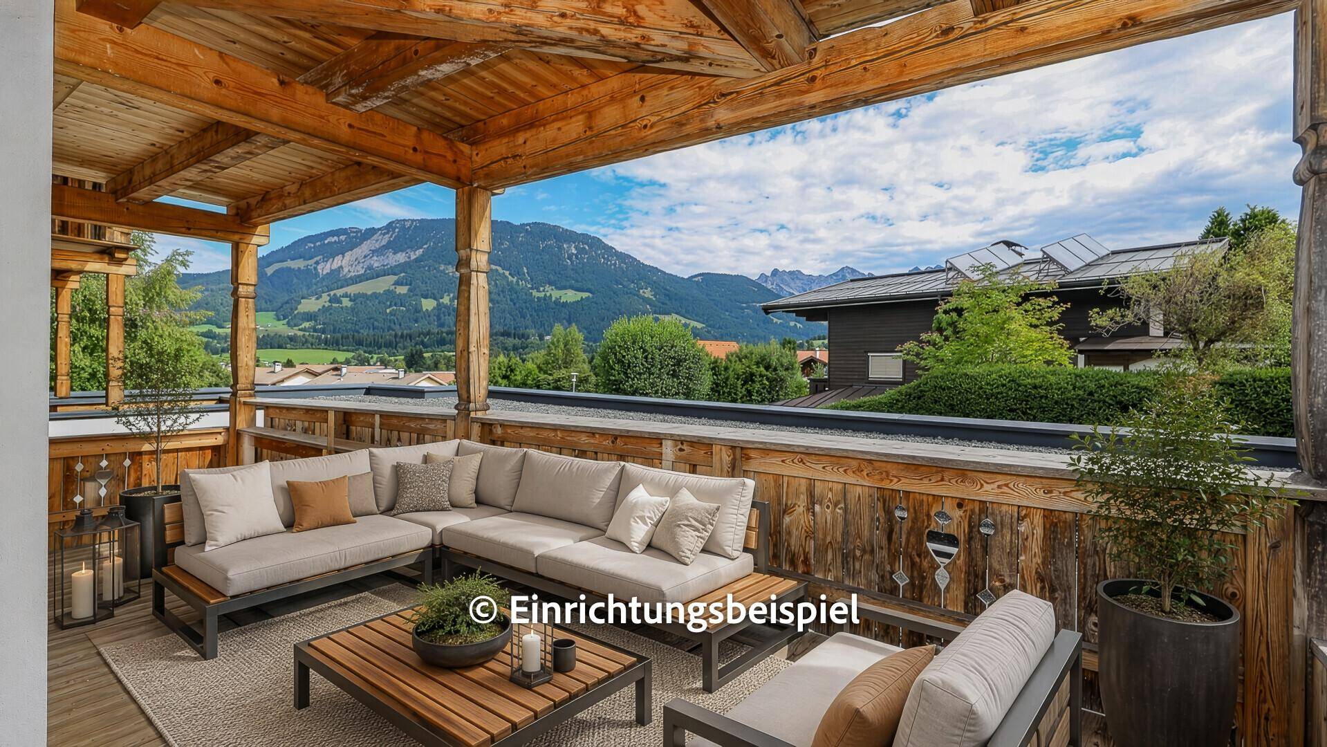 Möblierter Holzbalkon mit bequemen Sitzgelegenheiten und Bergblick.