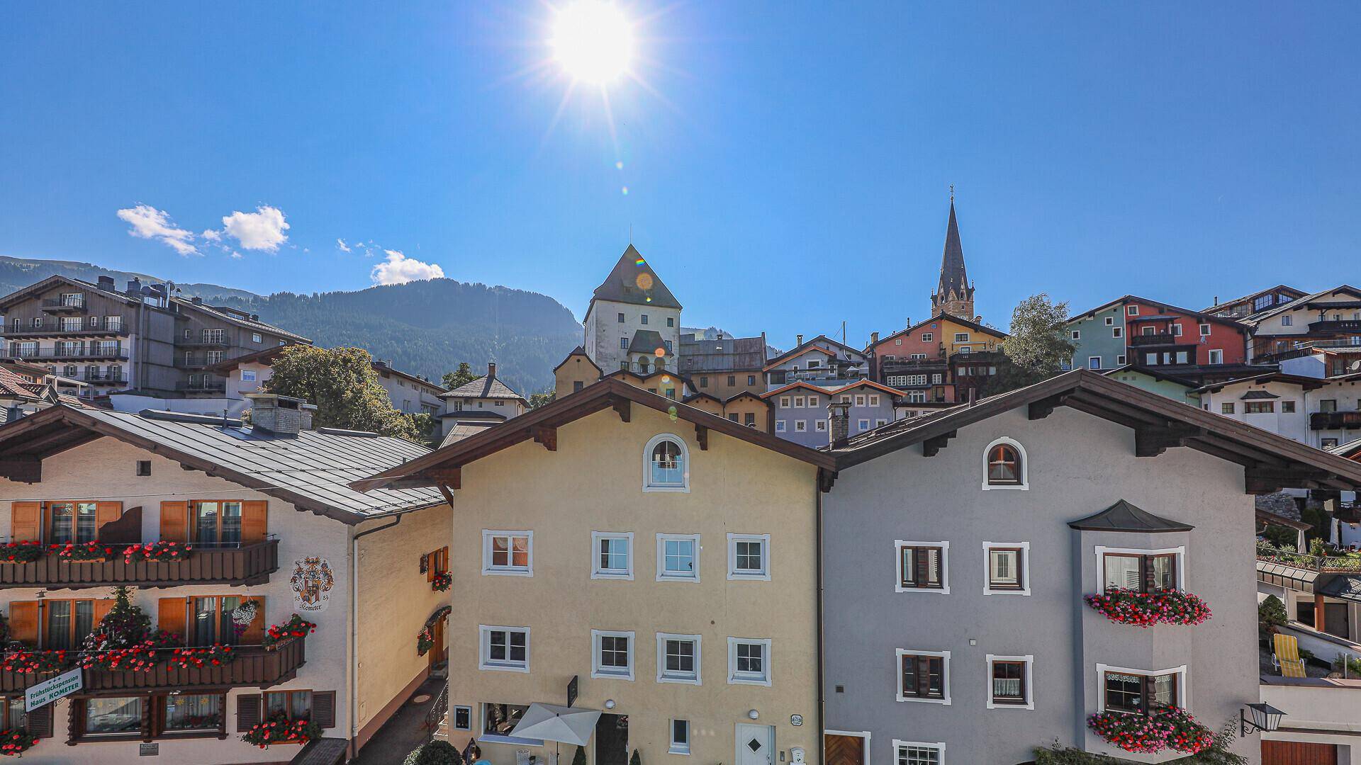KITZIMMO-Dachgeschosswohnung mit Lift und Tiefgarage im Zentrum - Immobilien Kitzbühel.