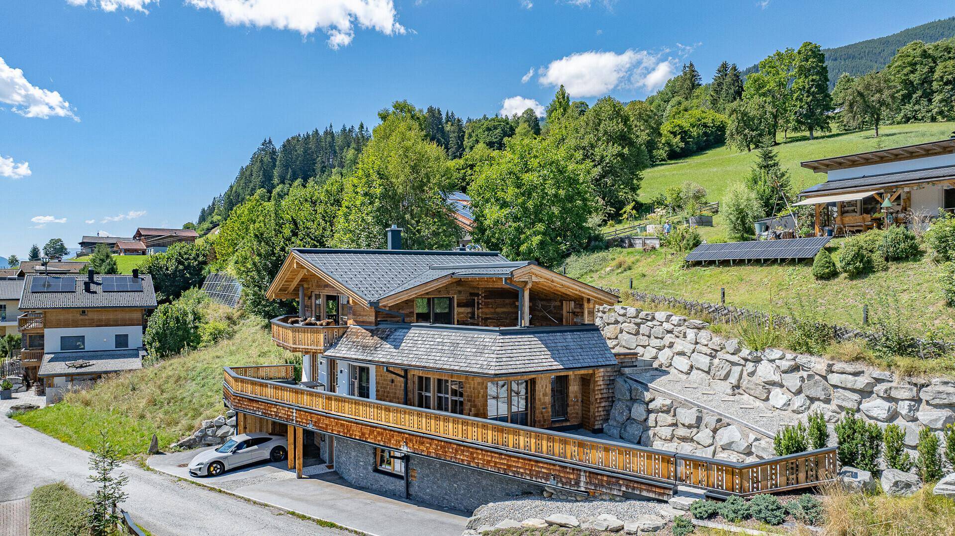 Charmantes Holzchalet in alpiner Landschaft mit traditioneller Architektur und Bergblick.