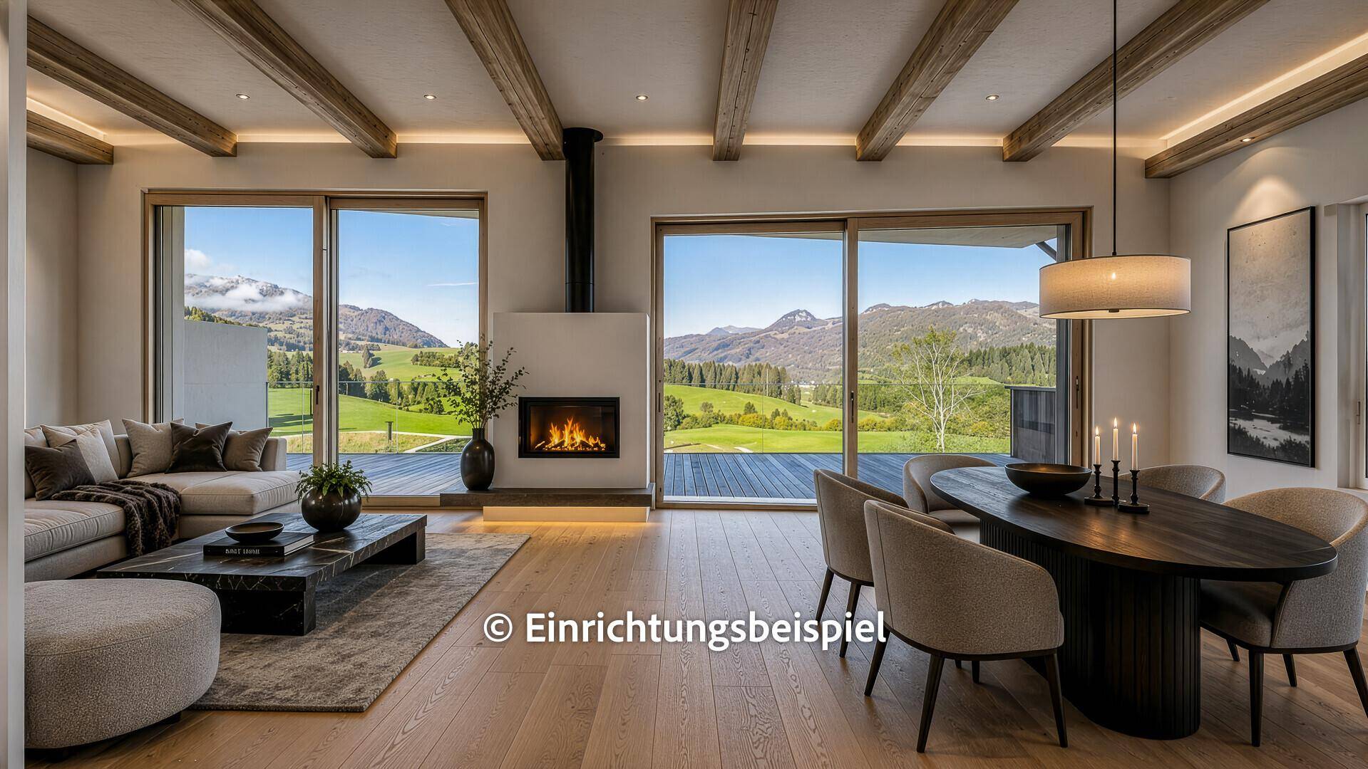 Gemütlicher Wohn-Essbereich mit Holzbalken, Kamin und Zugang zur Terrasse mit Bergblick.