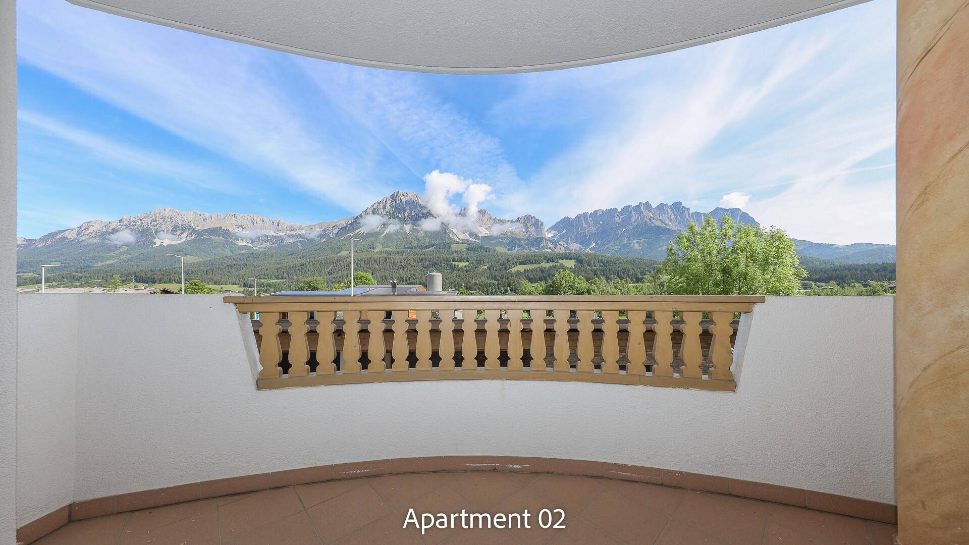 Balkon mit traditionellem Holzgeländer und atemberaubendem Bergblick.