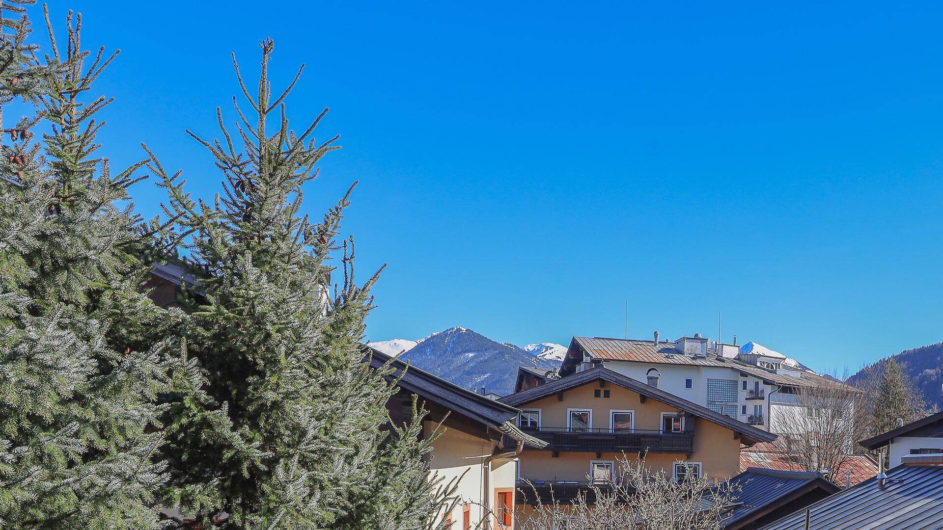 Malerischer Blick auf die umliegende Berglandschaft und traditionelle Gebäude.