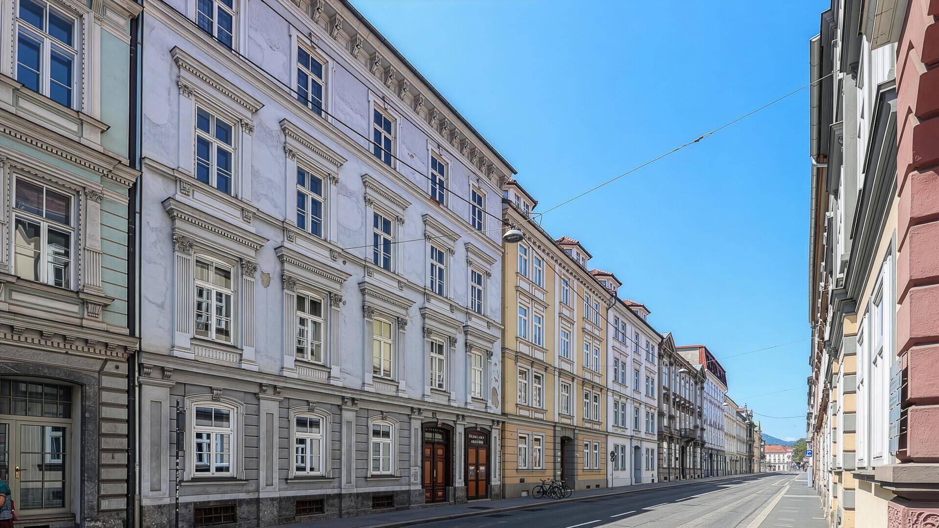 Breite Straßenansicht mit historischen Gebäuden und einer ruhigen städtischen Umgebung.