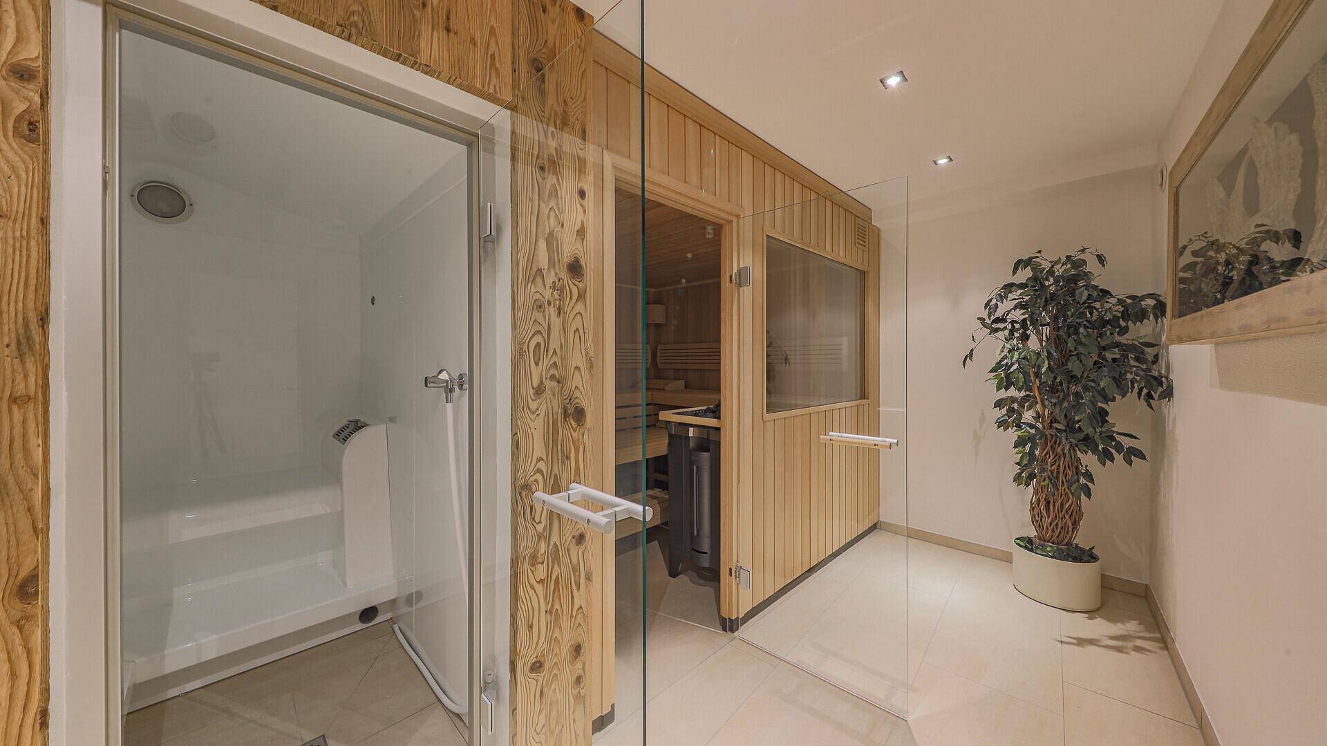 Exklusiver Wellnessbereich mit Dampfbad, Sauna und stilvoller Einrichtung.