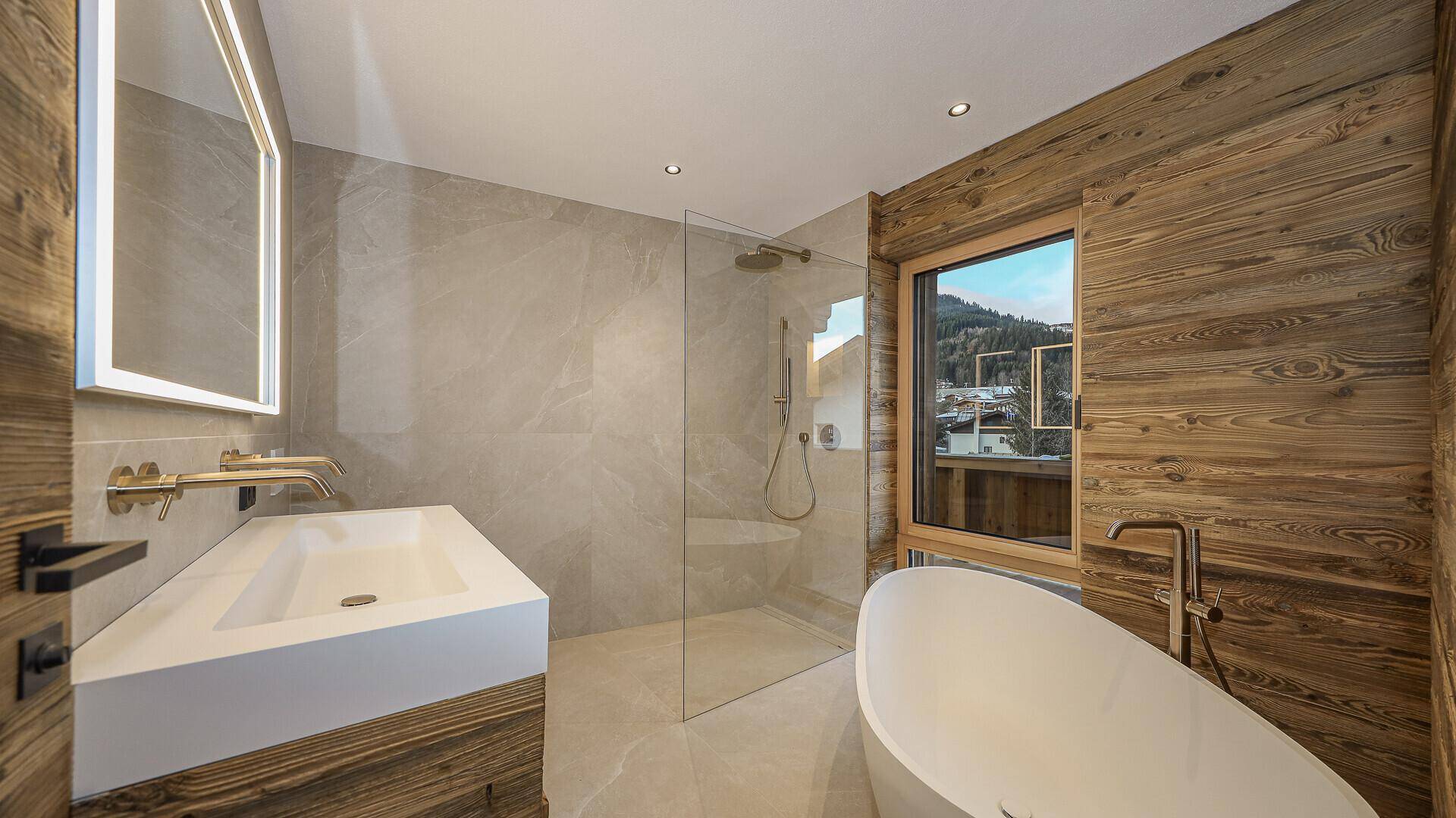 Modernes Badezimmer mit freistehender Badewanne, begehbarer Dusche und Holzakzenten.