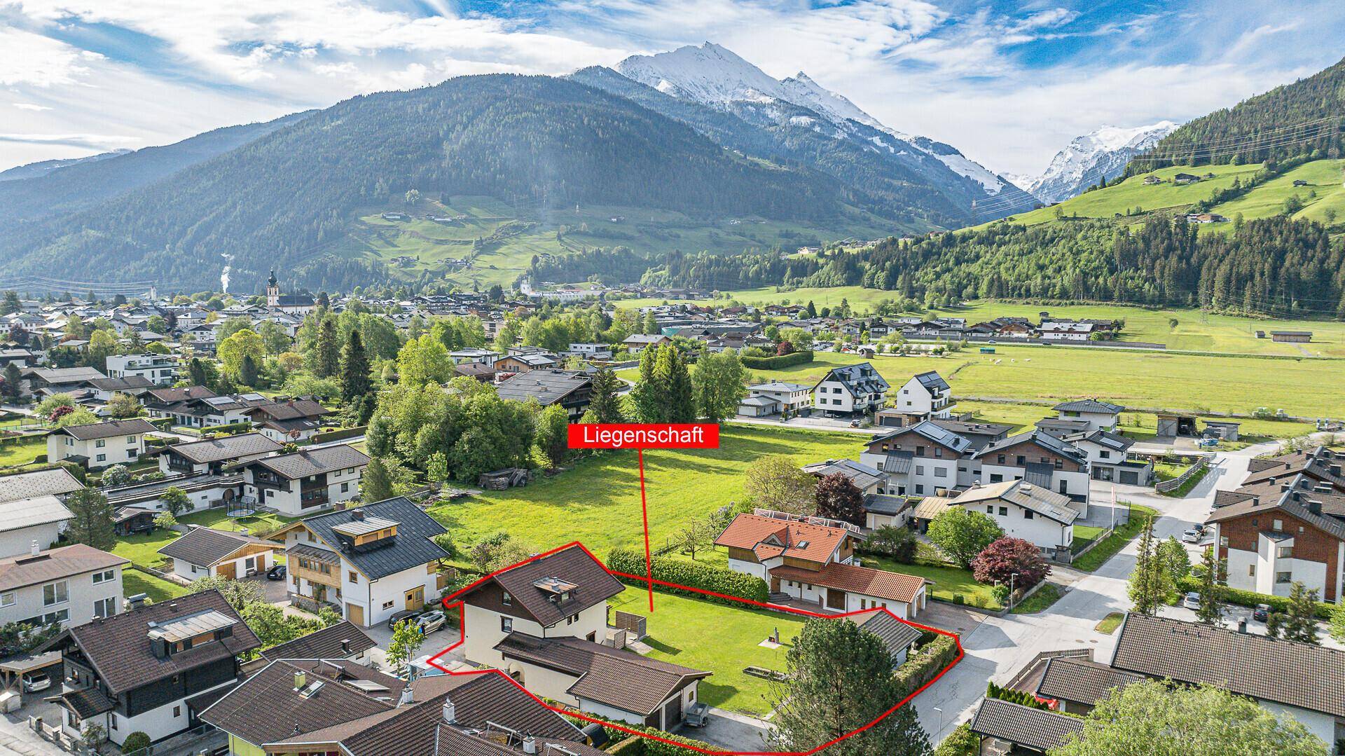 Luftaufnahme des Anwesens mit roter Umrandung, eingebettet in eine malerische Berglandschaft.