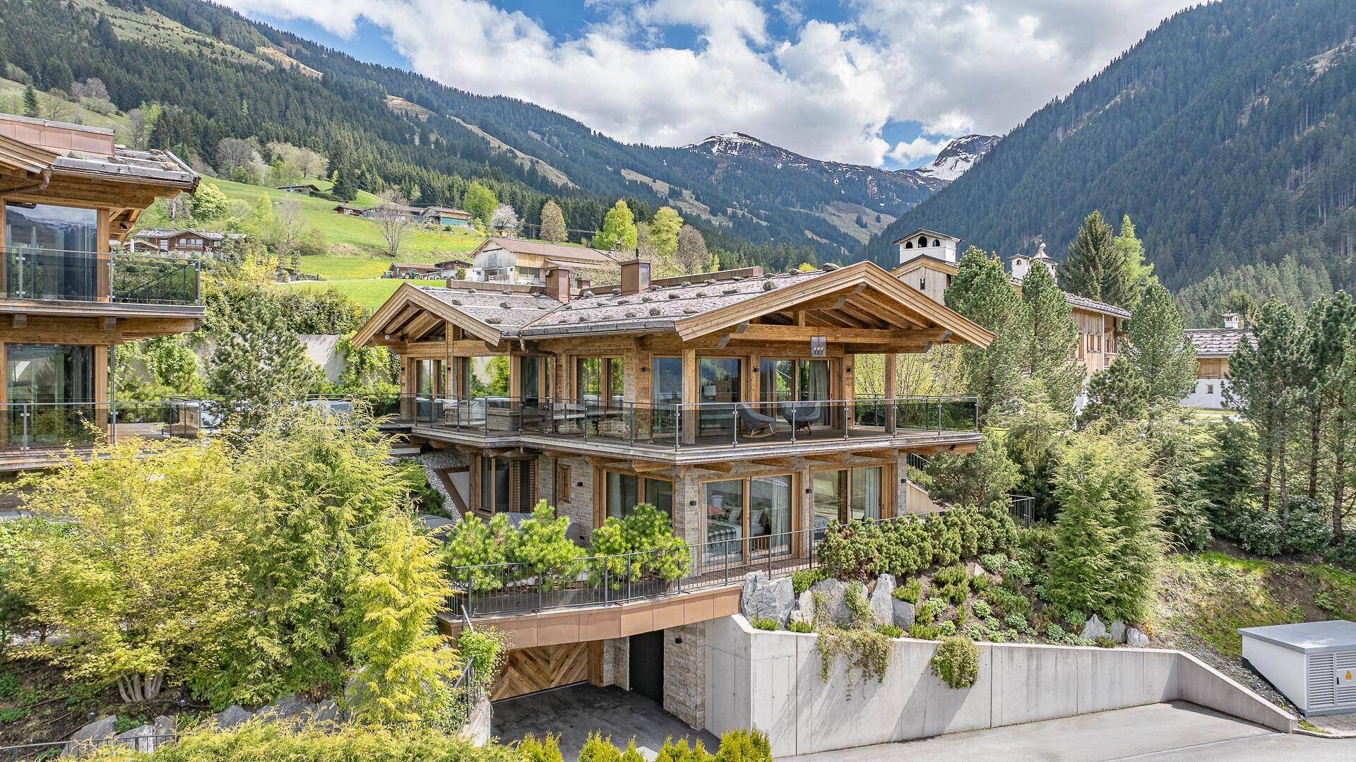 KITZIMMO-Luxusvilla in prominenter Toplage kaufen - Immobilien Aurach bei Kitzbühel.