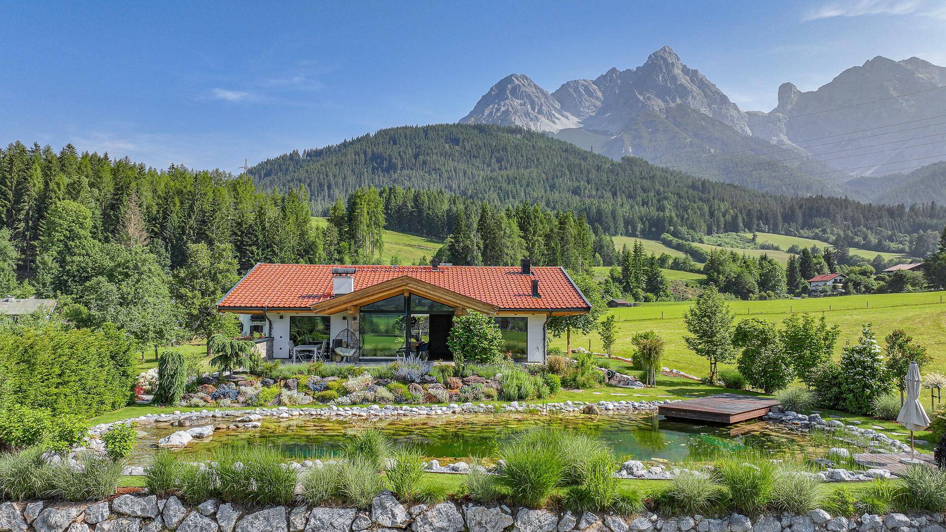KITZIMMO-Exklusive Villa mit Schwimmteich in Toplage kaufen - Immobilien Saalfelden Salzburg.