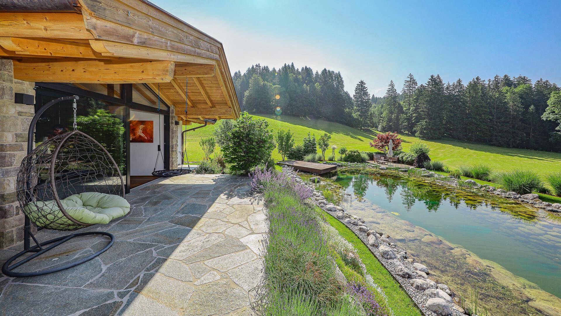 KITZIMMO-Exklusive Villa mit Schwimmteich in Toplage kaufen - Immobilien Saalfelden Salzburg.