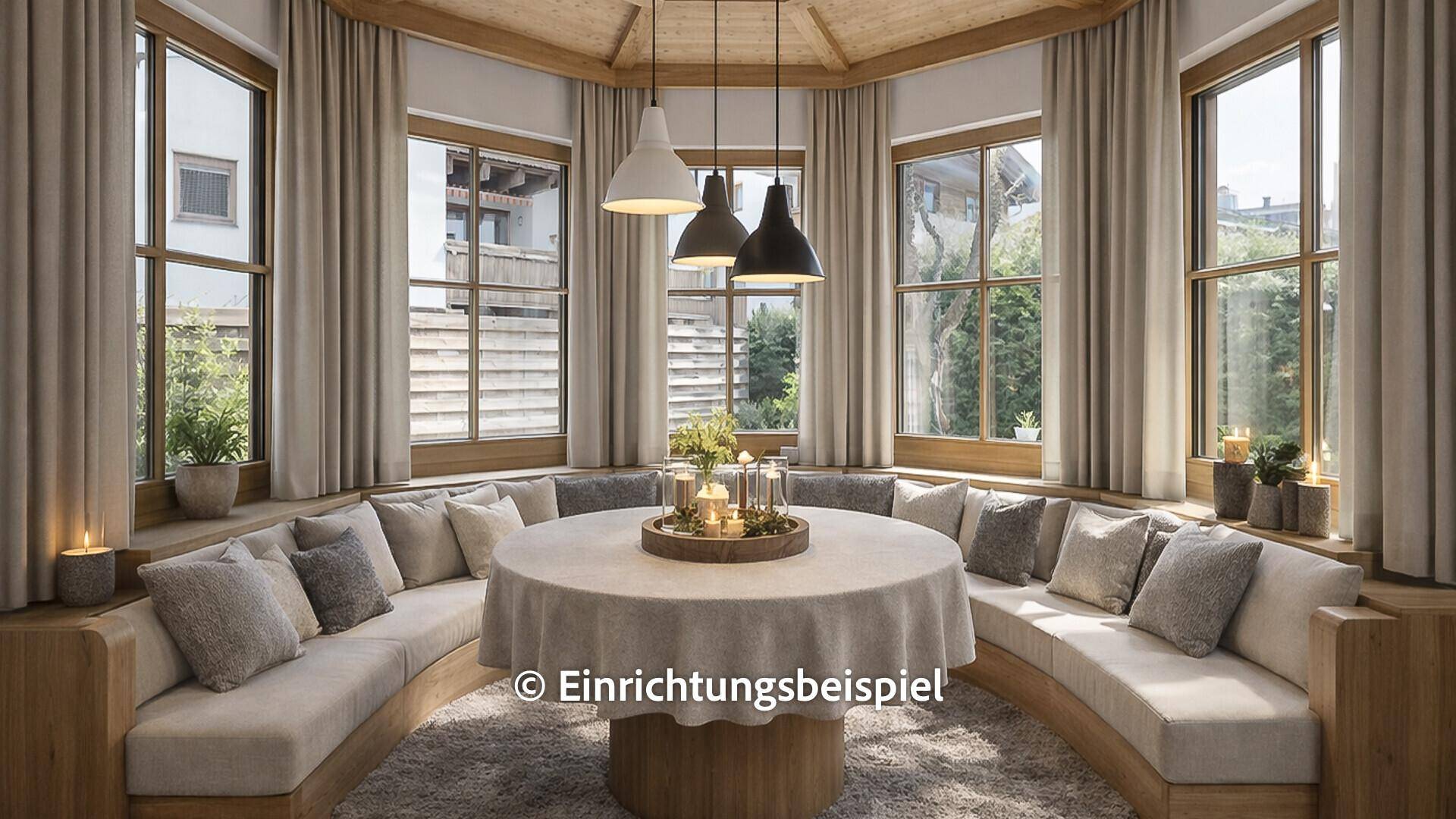 Gemütlicher Essbereich mit runder Sitzbank, vielen Fenstern und Holzbalkendecke.