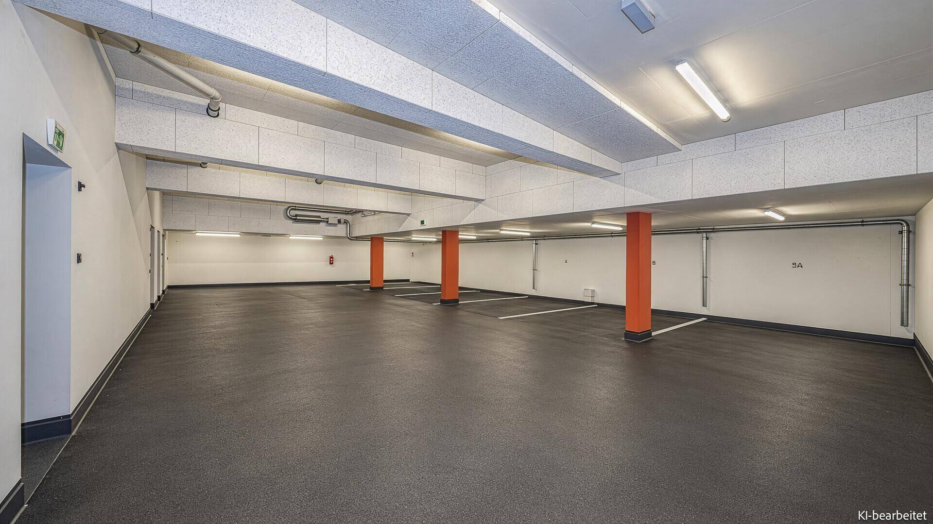 Geräumige Tiefgarage mit mehreren Stellplätzen und guter Beleuchtung.
