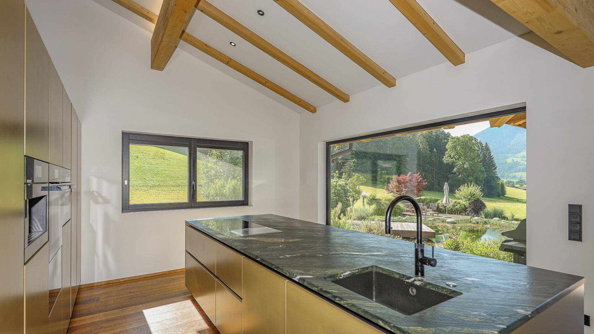 KITZIMMO-Exklusive Villa mit Schwimmteich in Toplage kaufen - Immobilien Saalfelden Salzburg.