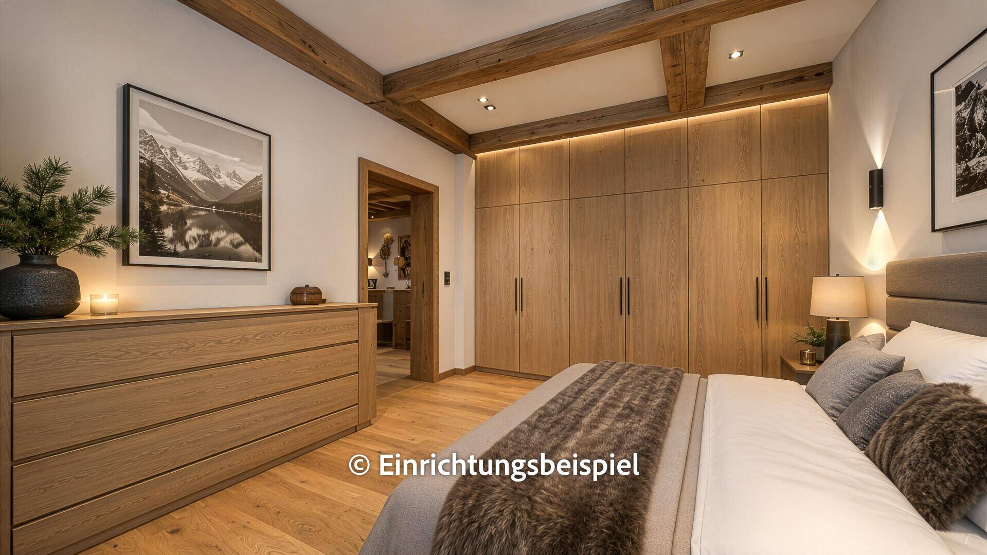 Modernes Schlafzimmer im alpinen Stil mit Holzbalken, großem Bett und Einbauschränken.