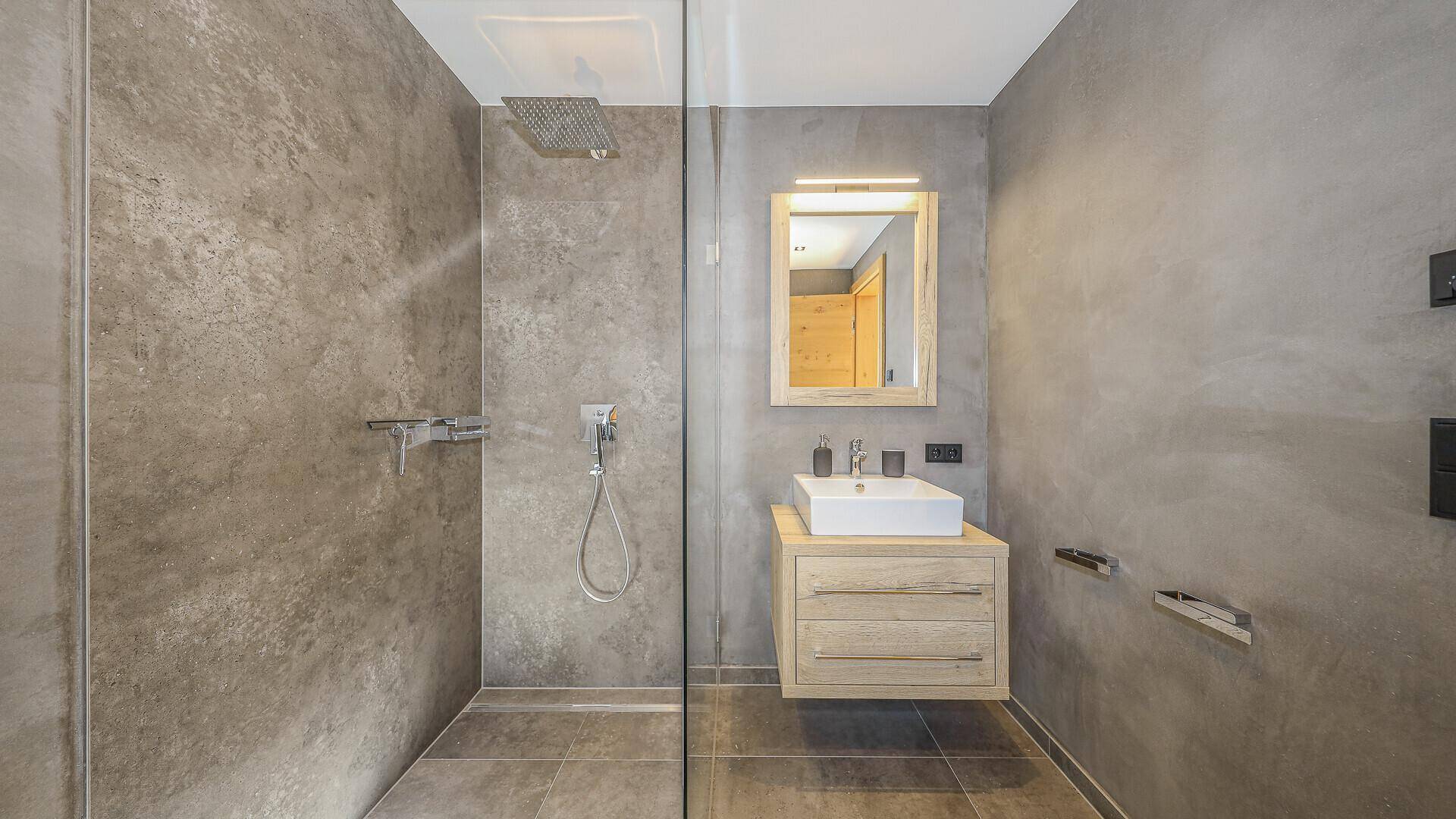 Modernes Badezimmer mit Regendusche und schwebendem Waschtisch.