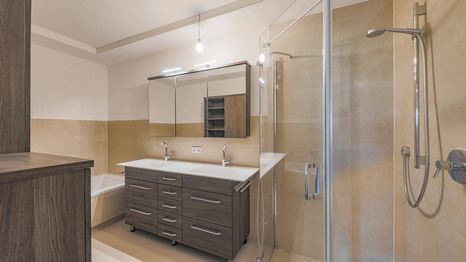Modernes Badezimmer mit Doppelwaschbecken, Badewanne und begehbarer Dusche.