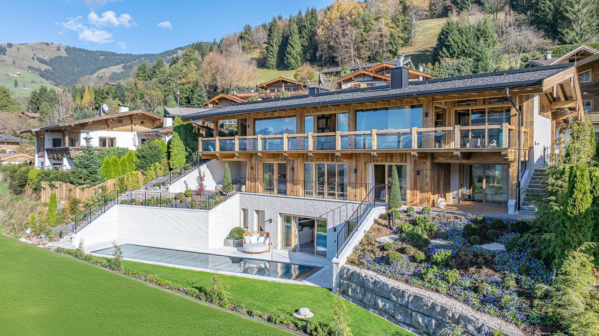 Exklusives Chalet mit weitläufigem Garten, Pool und Panoramablick auf die umliegende Berglandschaft.