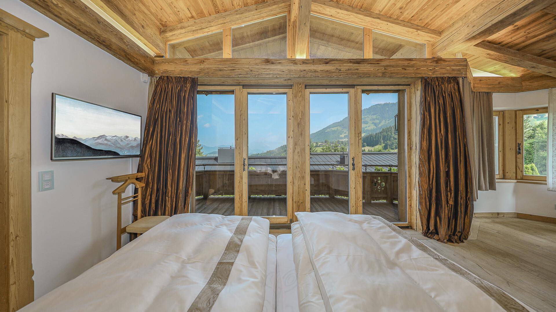 KITZIMMO-Exklusive Luxusvilla mit Freizeitwohnsitz auf der Bichlalm - Immobilien Kitzbühel.