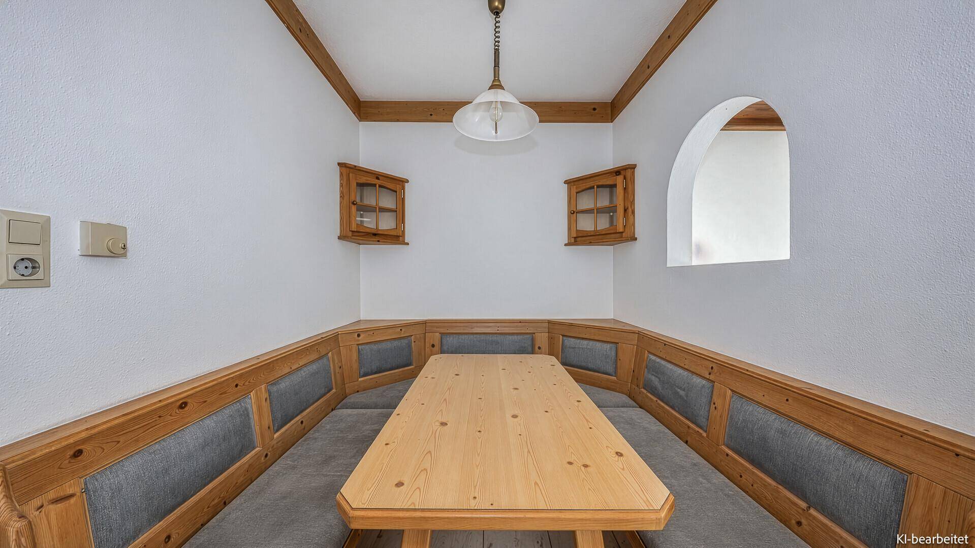 Gemütliche Essecke mit traditionellen Holzbänken und Tisch, ideal für gesellige Mahlzeiten.