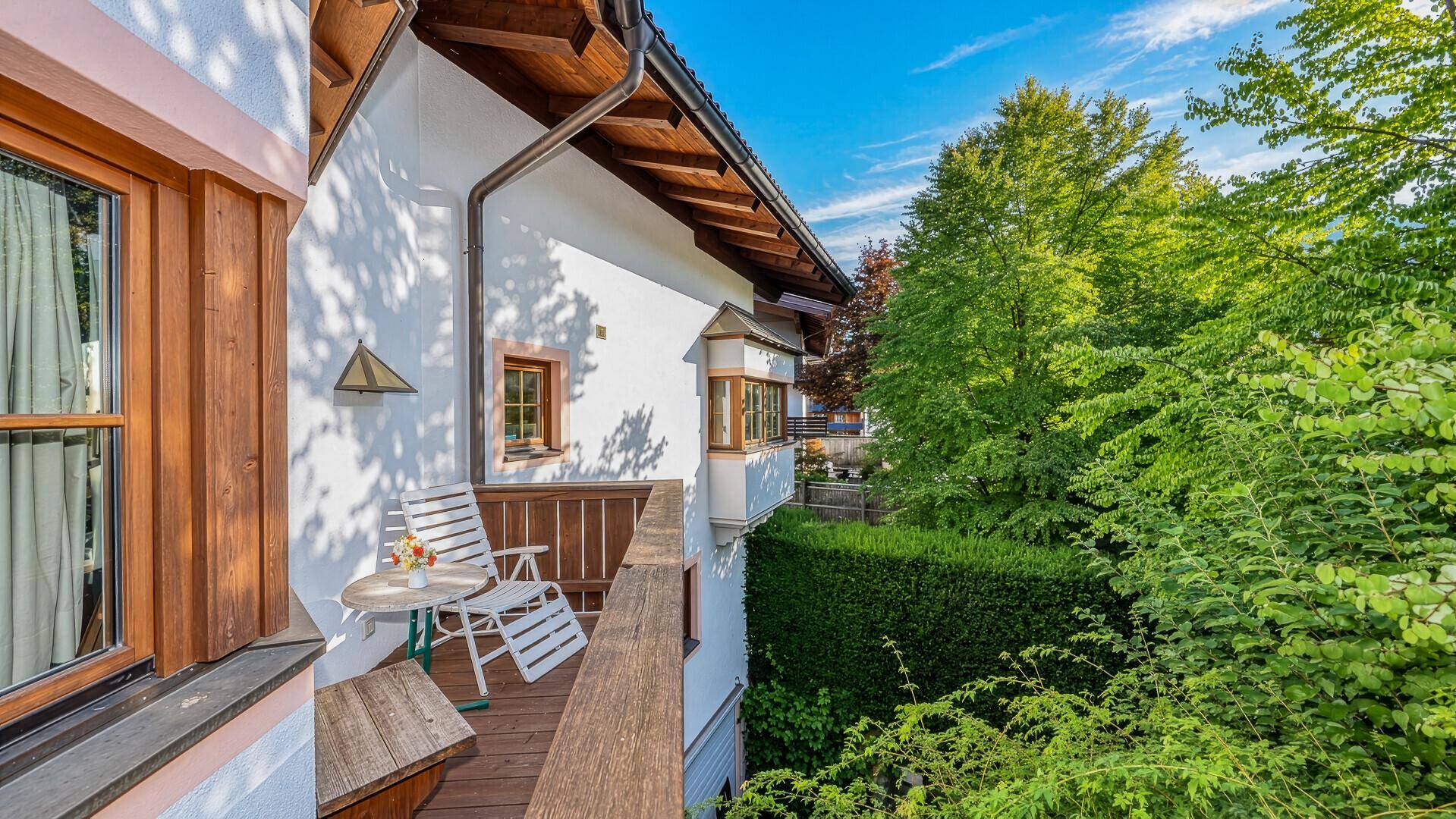 Kleiner Balkon mit Sitzgelegenheiten und einem schönen Blick ins Grüne.