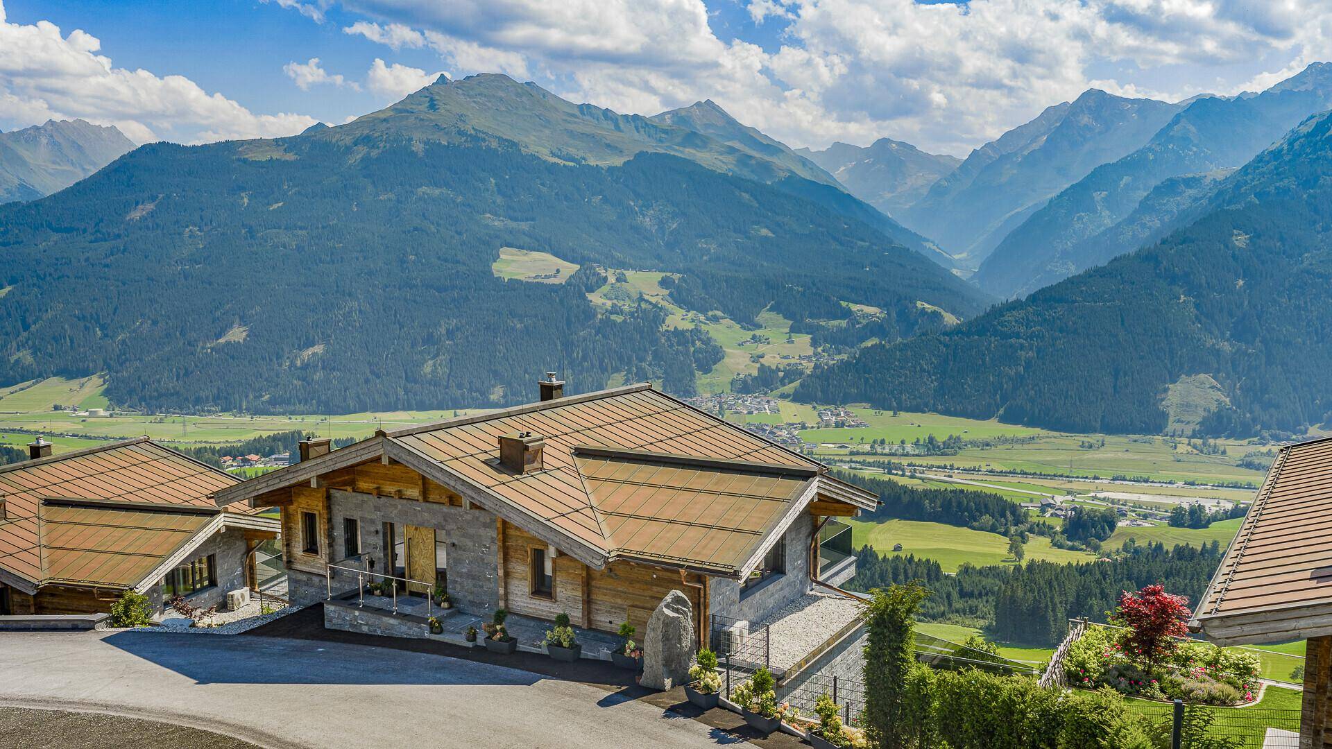 Luxuriöses Chalet in alpiner Umgebung mit Panoramablick auf die Berge und Täler.