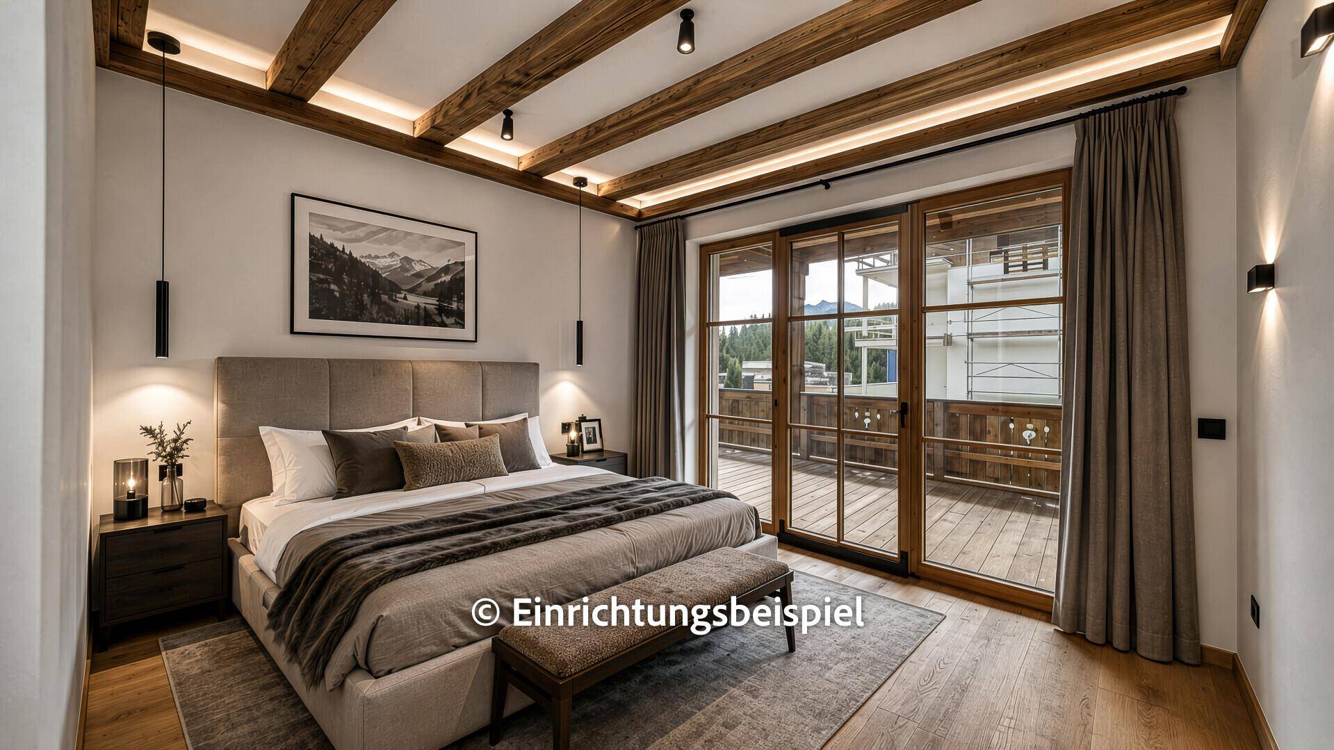 Gemütliches Schlafzimmer mit Holzbalken, großem Bett und Balkonzugang.