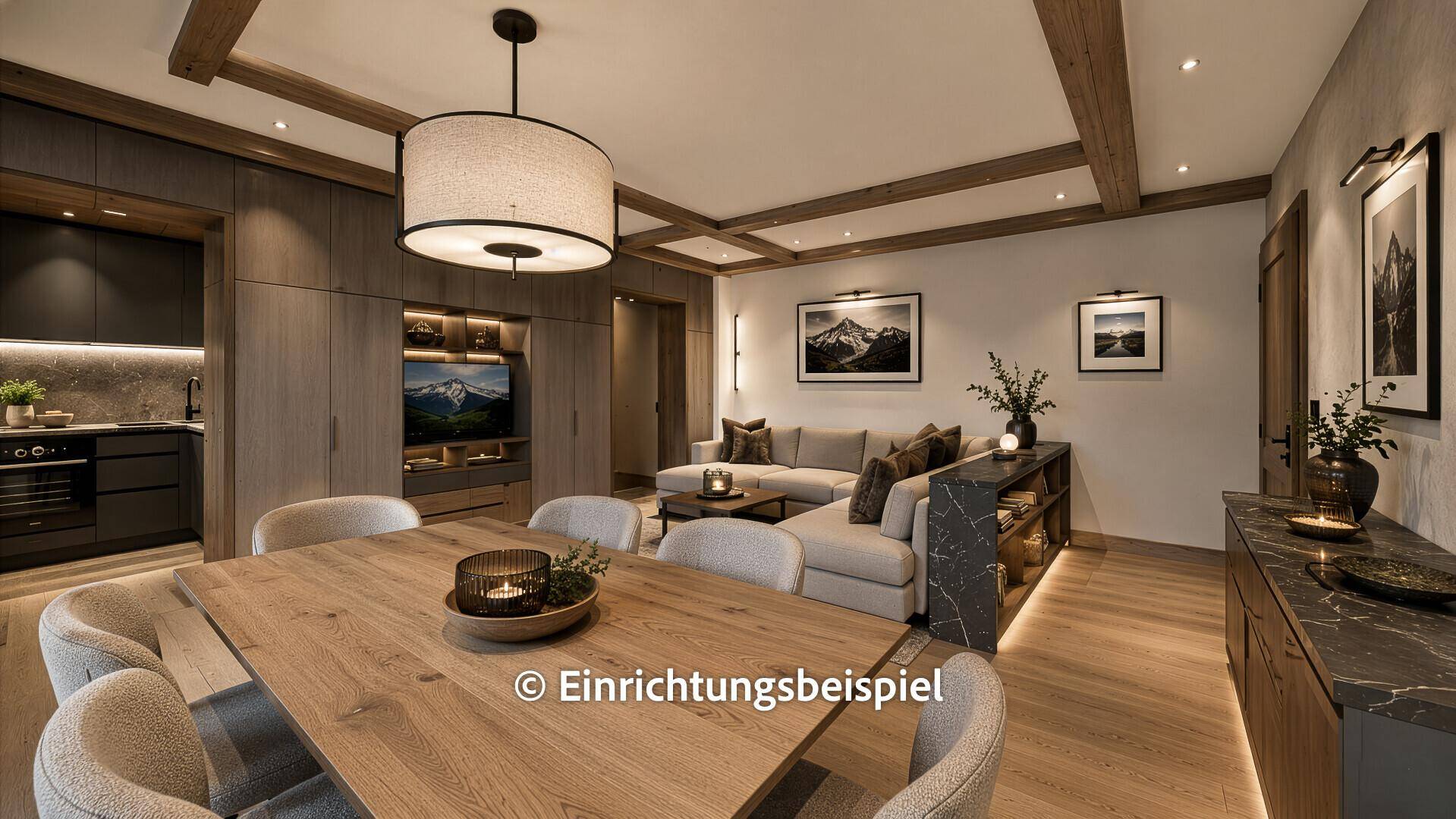 Moderner Wohn-Essbereich mit Holzbalken, Esstisch und offener Küche im alpinen Stil.
