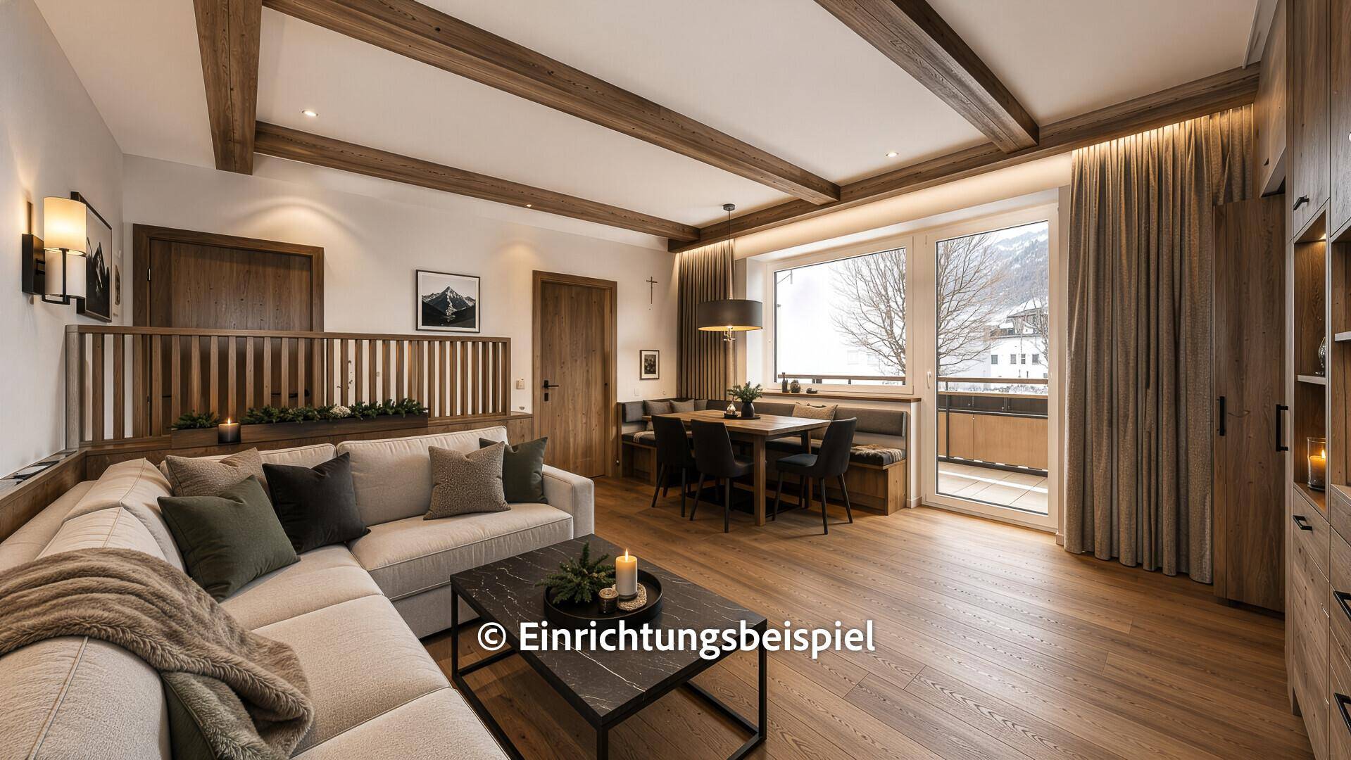 Modernes Wohn-Esszimmer mit Holzbalken, großem Sofa und Essbereich mit Balkonzugang.