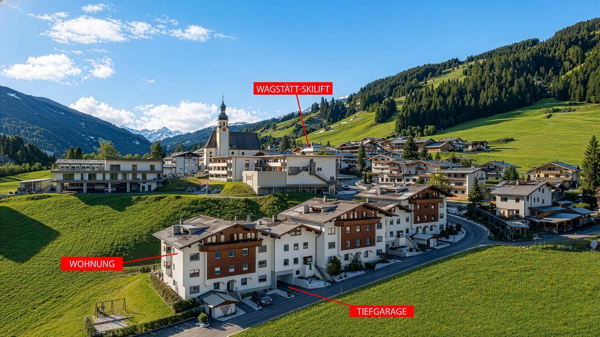 Luftaufnahme der Wohnanlage mit Hinweisen auf die Wohnung, den Skilift und die Tiefgarage.