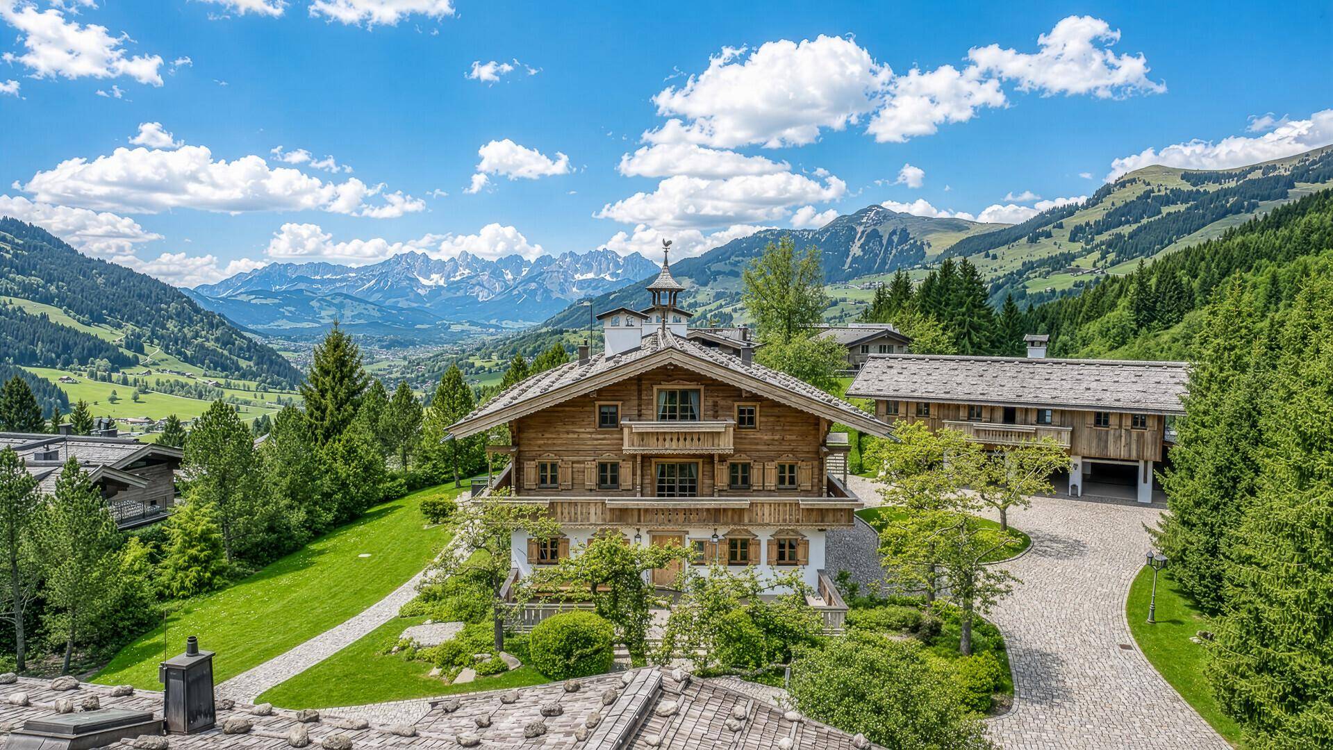 Beeindruckendes Holzchalet mit traditioneller Architektur und weitem Blick auf die umliegende Bergwelt.