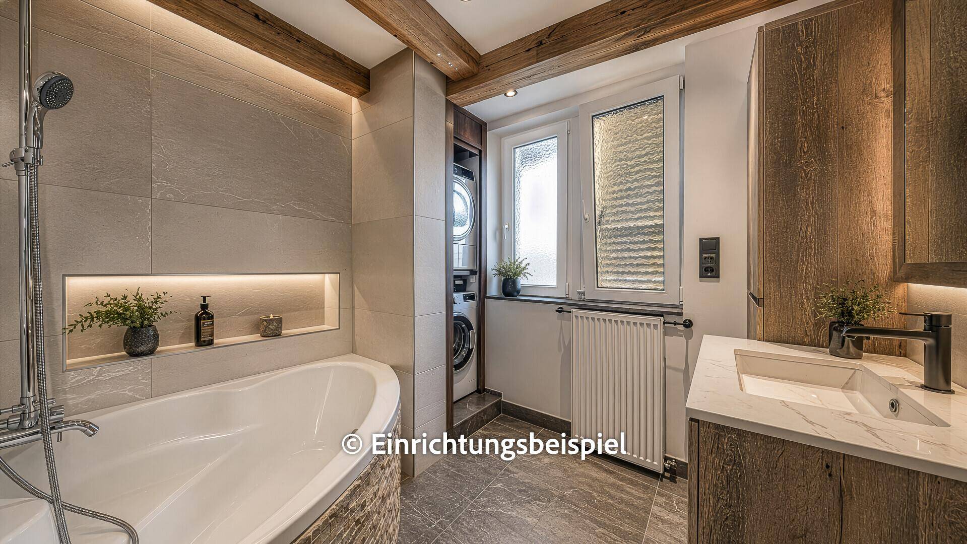 Modernes Badezimmer mit Badewanne, Dusche, Holzbalken und integrierter Waschmaschine, als Einrichtungsbeispiel.