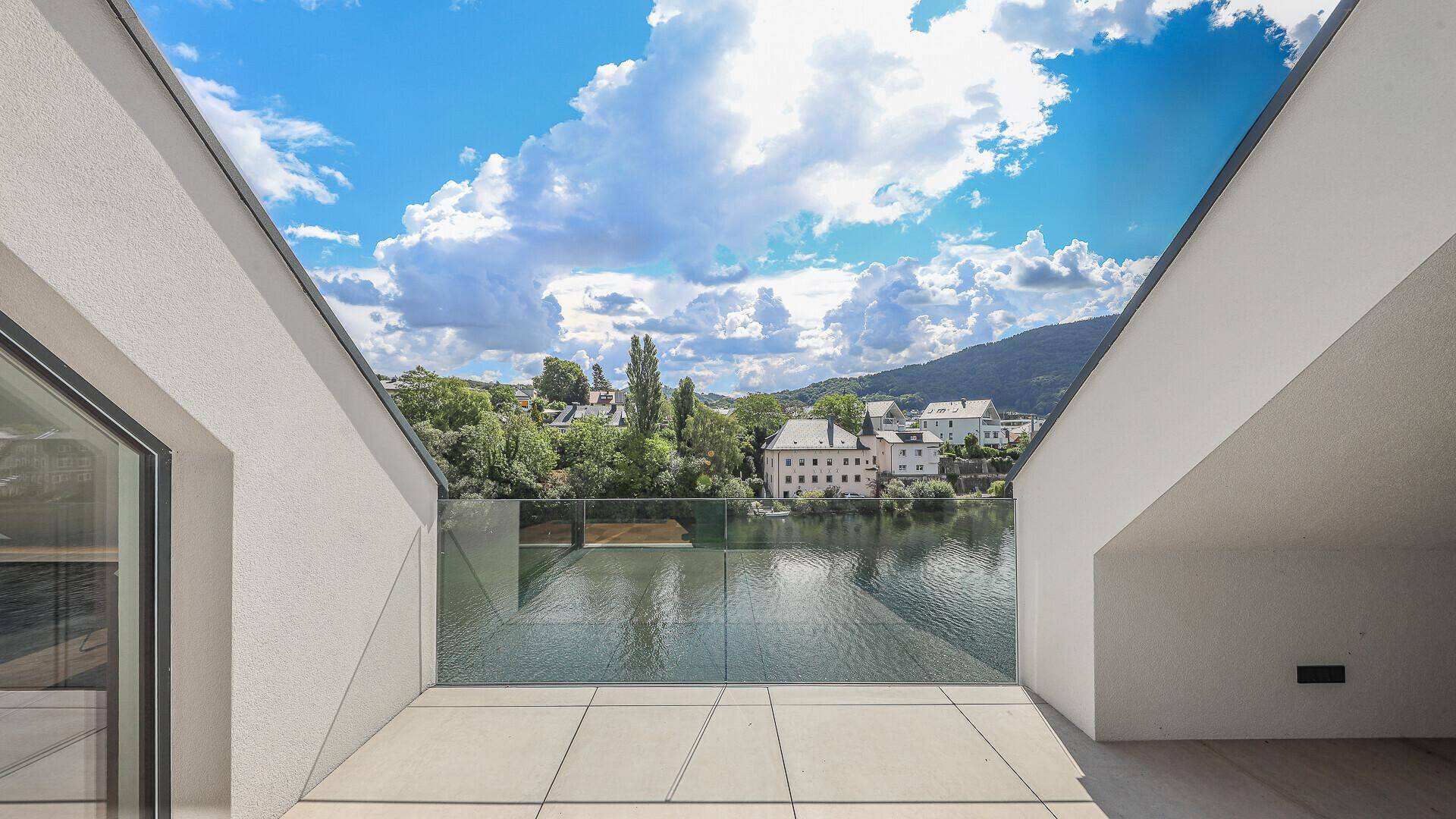 Terrasse mit unverbaubarem Blick auf den See und die malerische Umgebung.