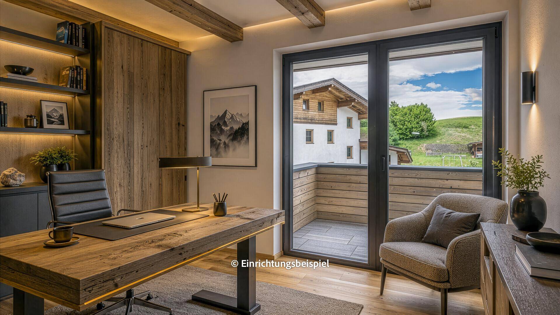 Stilvolles Büro mit Holzboden, Einbauregalen und Zugang zum Balkon, ideal für konzentriertes Arbeiten.