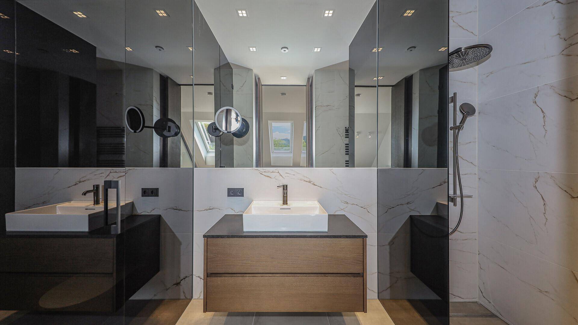 Modernes Badezimmer mit Doppelwaschbecken, Spiegelschrank und großer begehbarer Dusche.