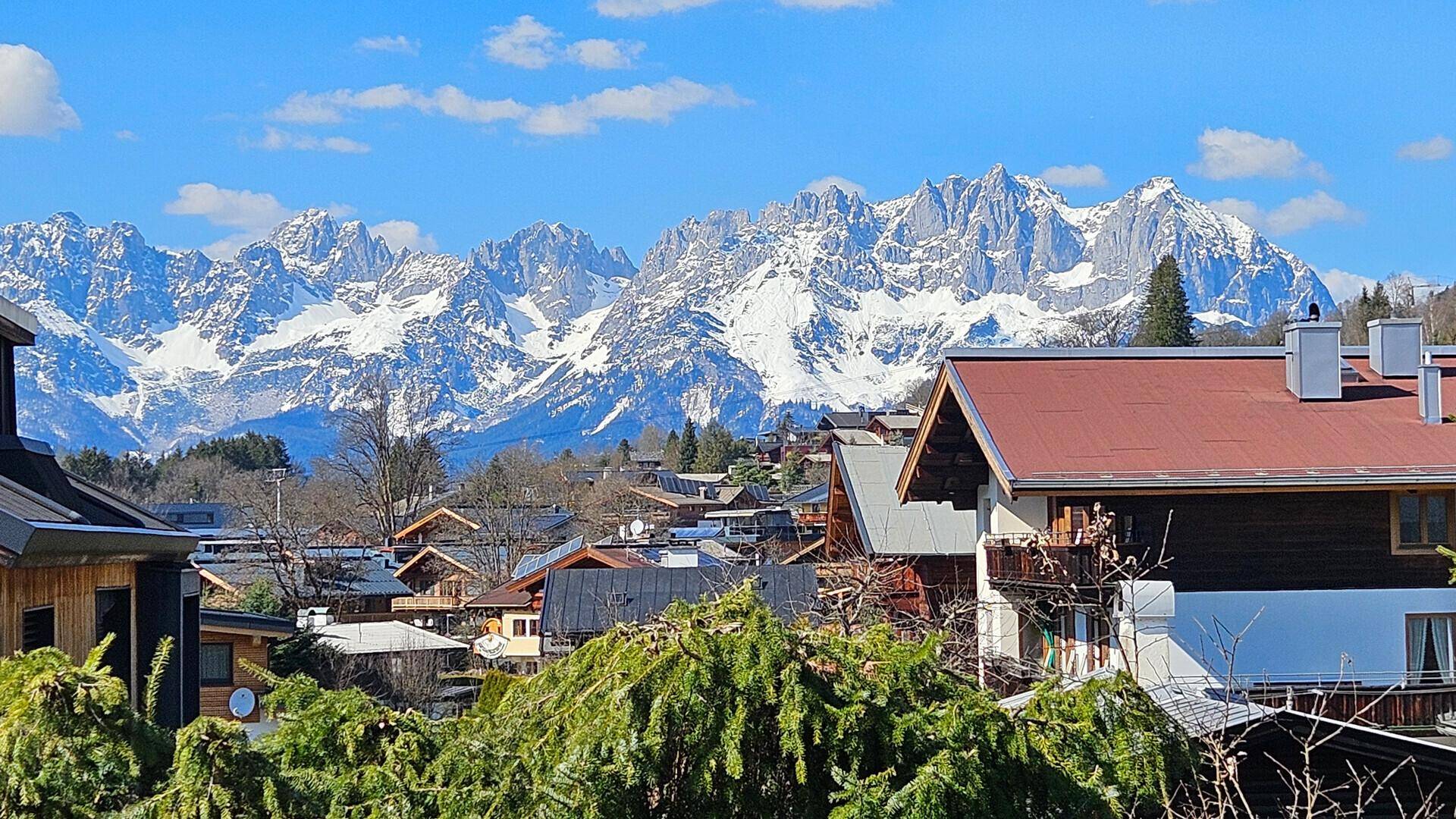 Panoramablick auf die schneebedeckten Berge und die umliegende Siedlung.