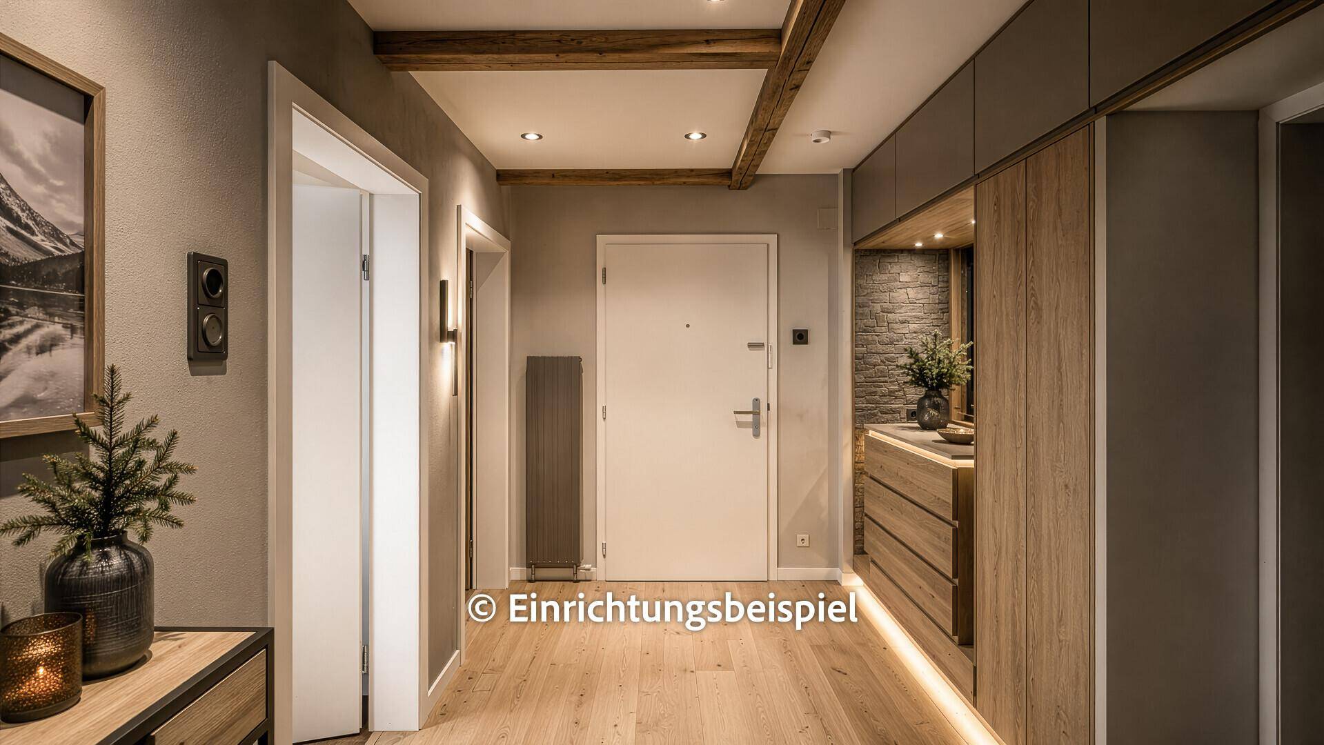 Moderner Flur mit Holzbalken, Einbauschränken und indirekter Beleuchtung, als Einrichtungsbeispiel.
