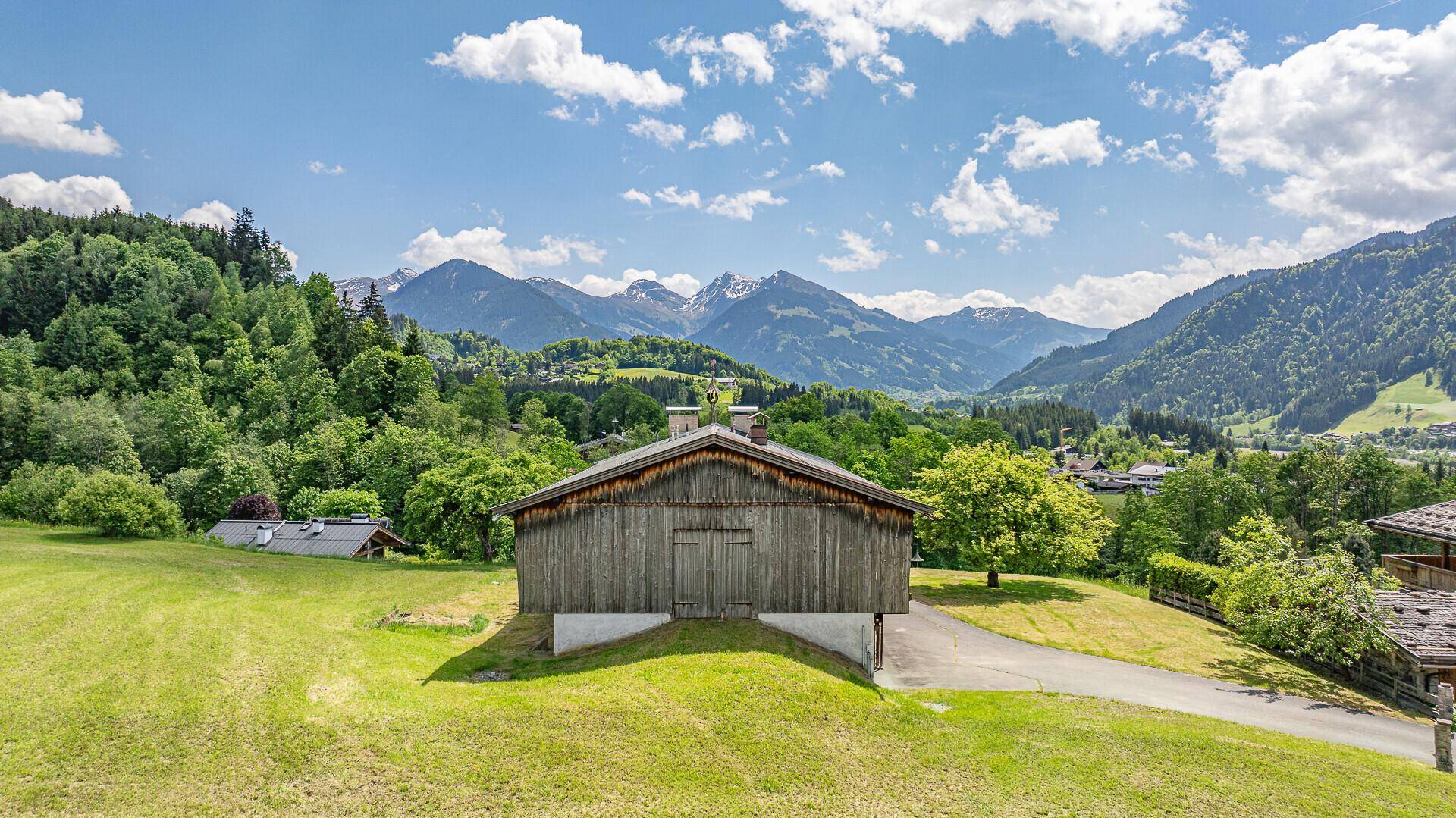 Traditionelles Holzhaus in idyllischer Lage mit weitem Blick auf die Berge.