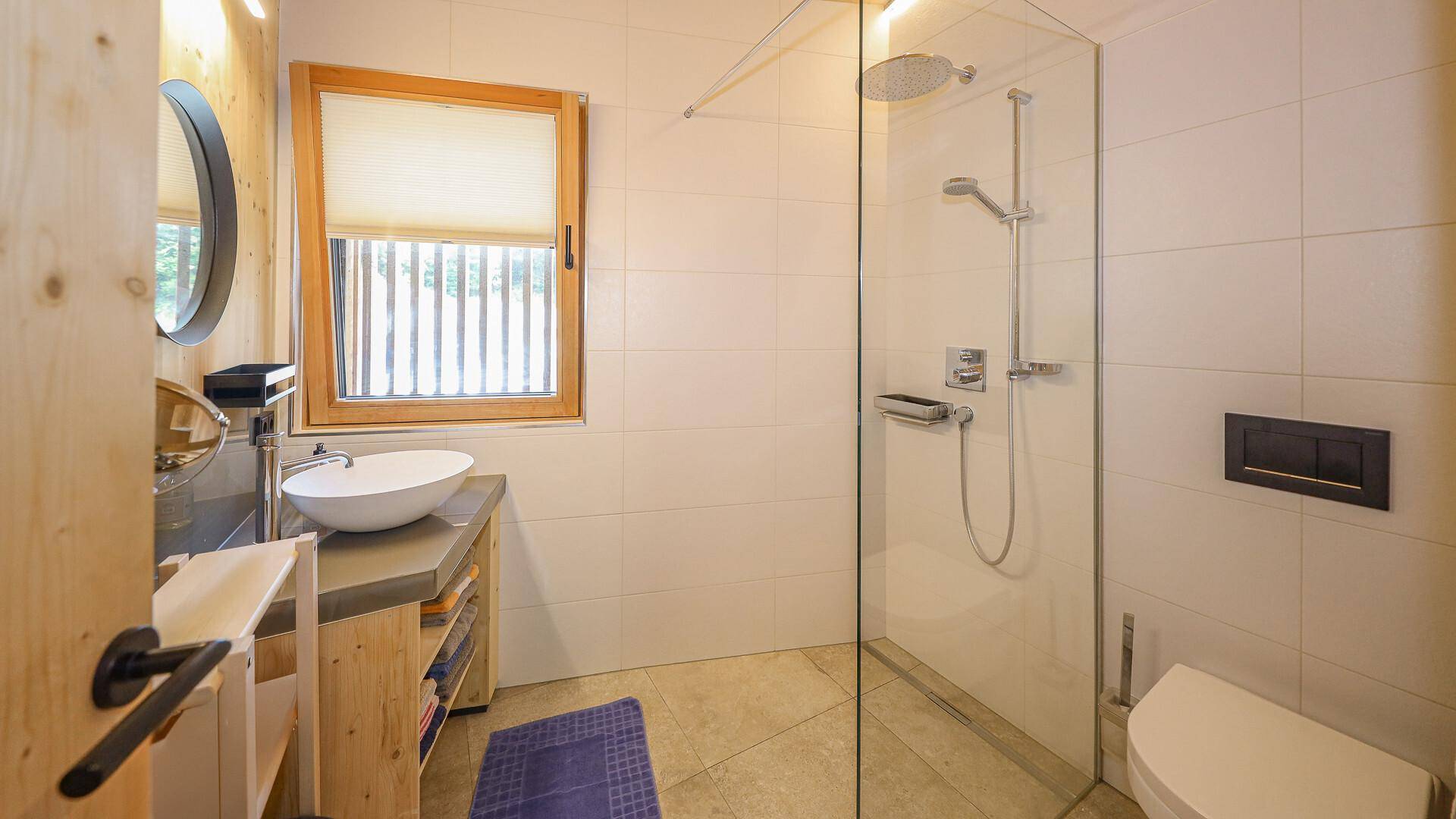 Modernes Badezimmer mit begehbarer Dusche, Einzelwaschbecken und Fenster.