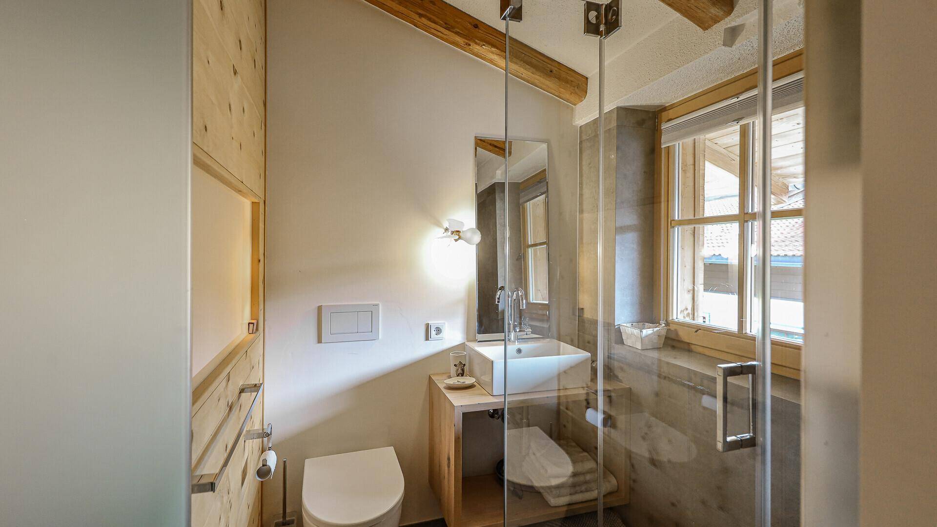 Modernes Badezimmer mit Dusche, Waschbecken und WC, hell und funktional gestaltet.