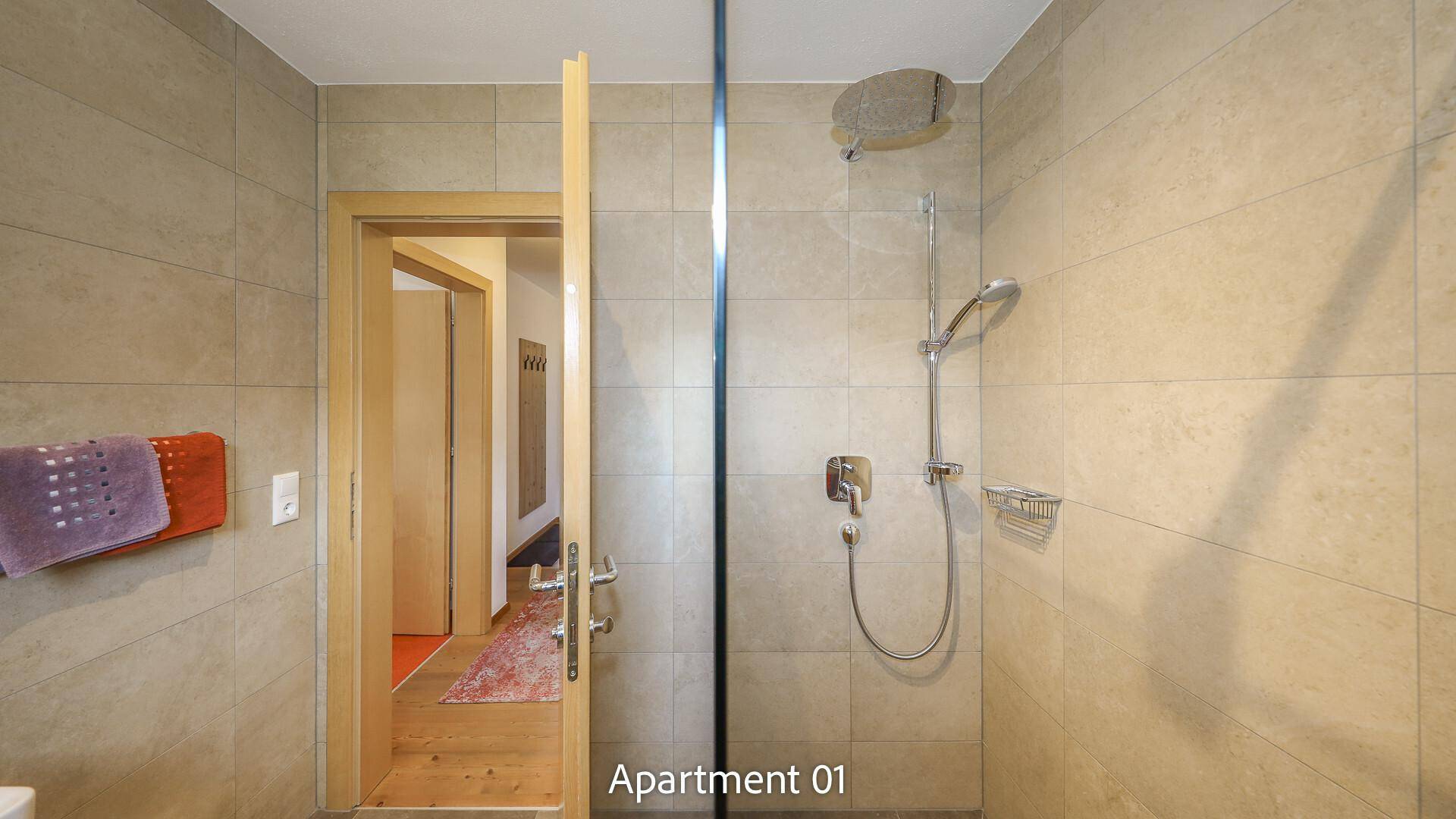 Modern geflieste Dusche mit Regenduschkopf und minimalistischem Design.