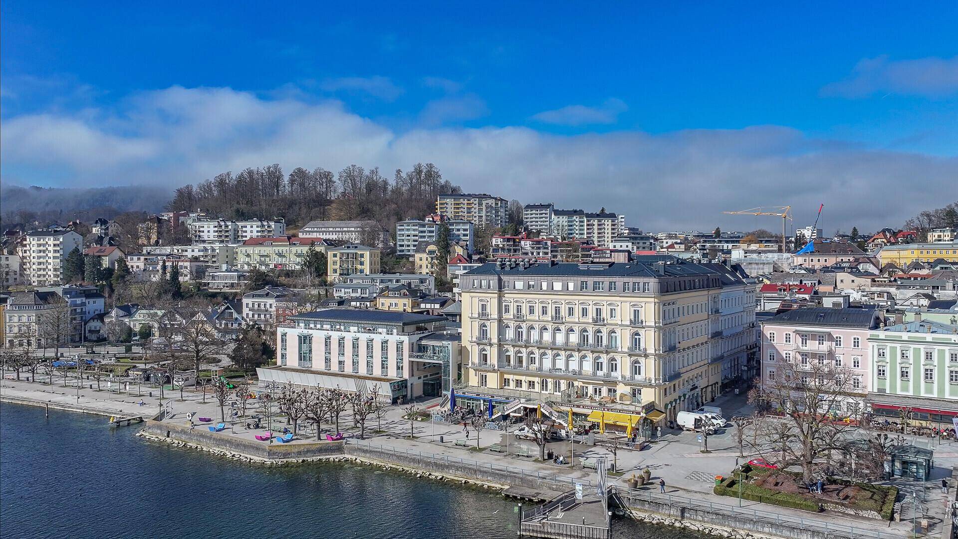 Historisches Gebäude an der Seepromenade mit Blick auf die Stadt und die umliegende Landschaft.