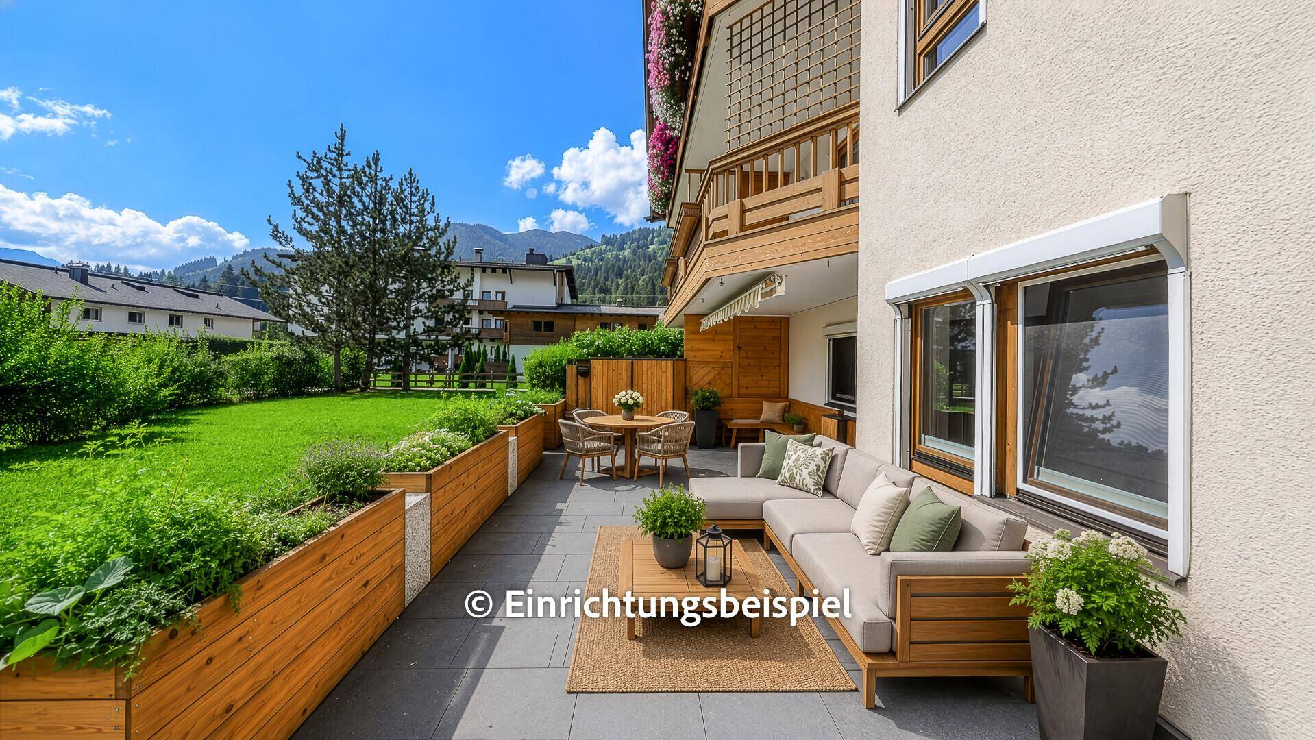 Attraktive Terrasse mit Gartenmöbeln, Rasen und Panoramablick auf die Berge.
