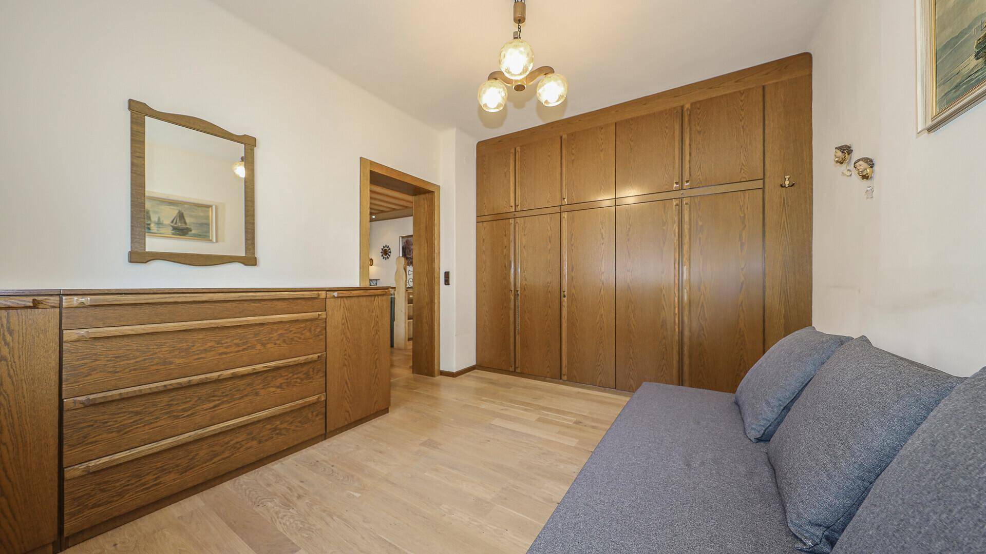 Schlafzimmer im traditionellen Stil mit hellen Holzmöbeln und Einbauschränken.