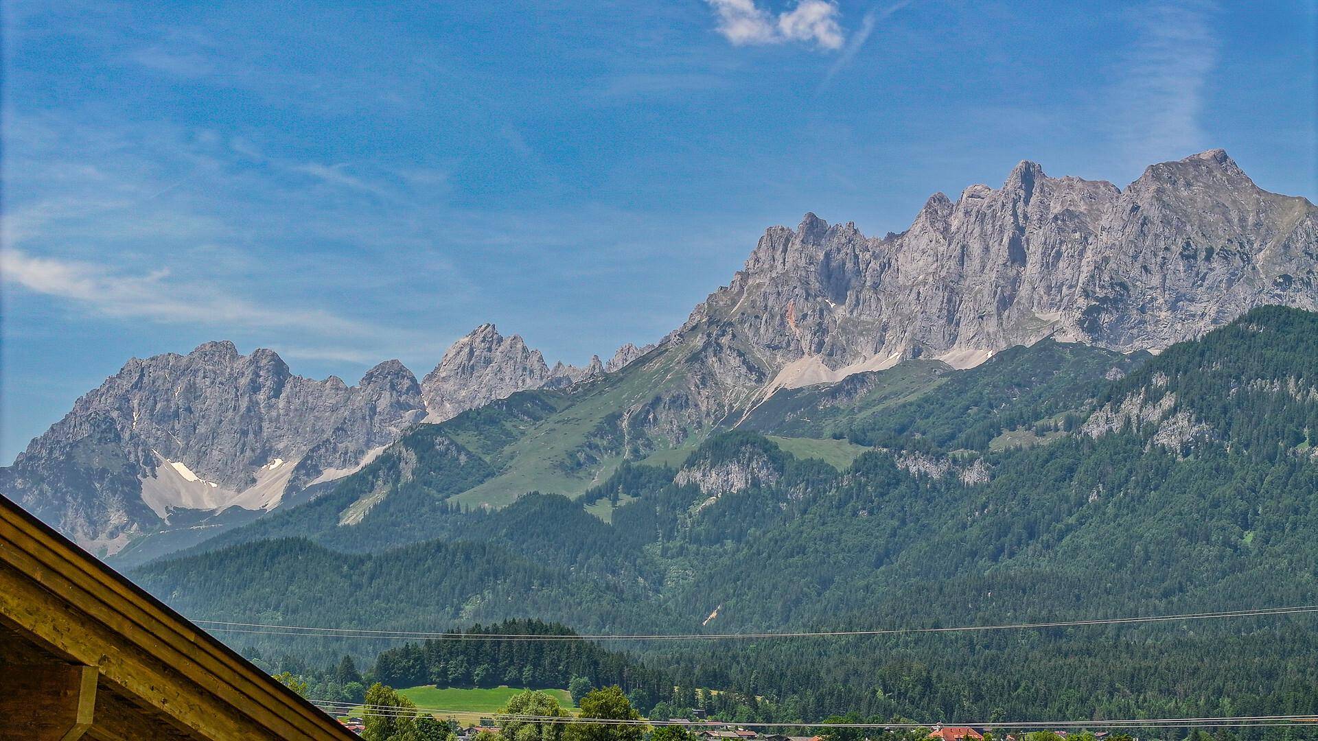 Spektakulärer Blick auf die majestätischen Berge und die umliegende grüne Naturlandschaft.