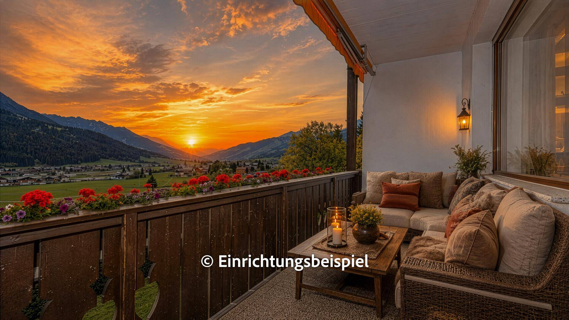 Stimmungsvoller Balkon bei Sonnenuntergang mit bequemen Lounge-Möbeln und Bergblick.