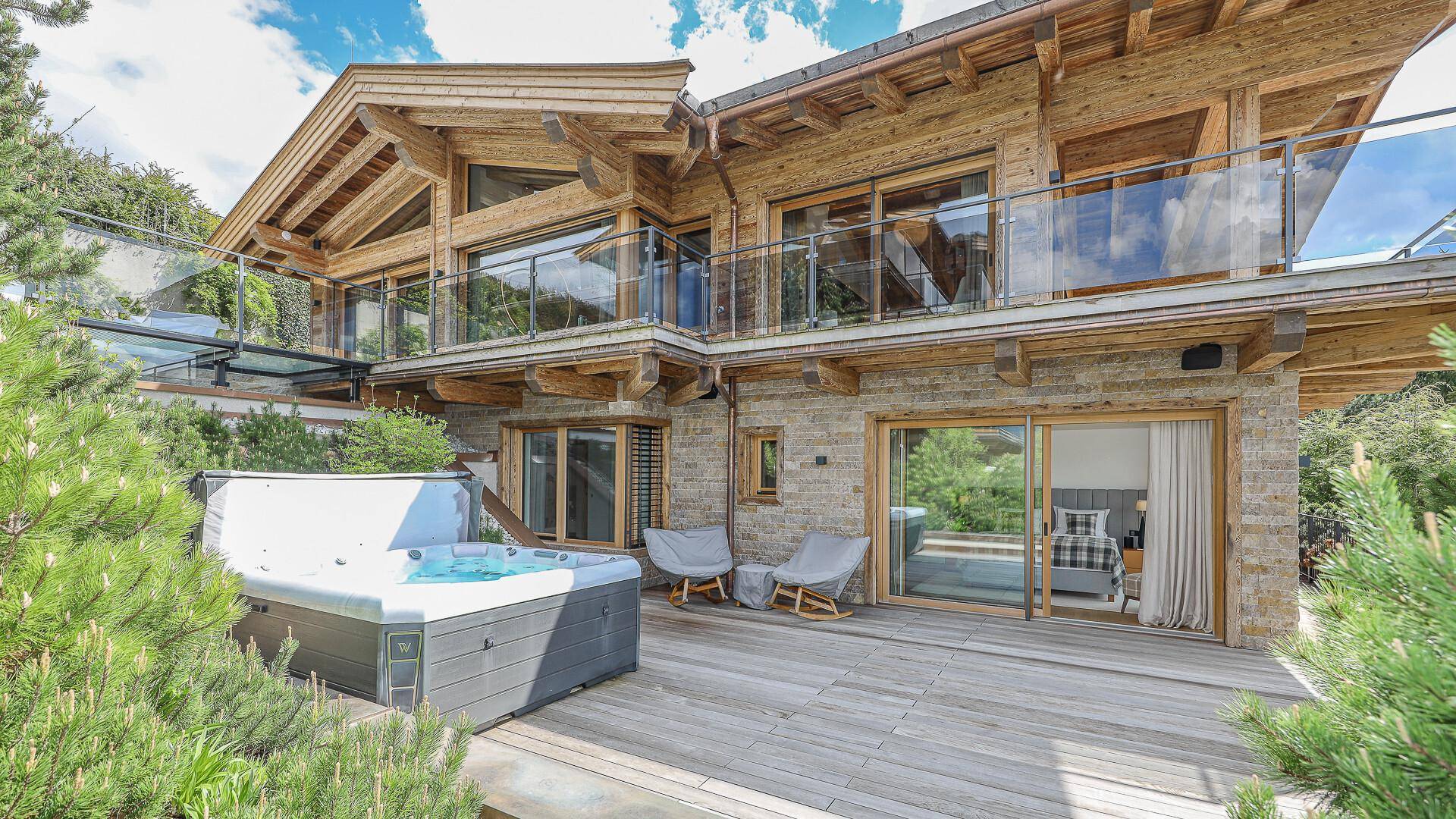 KITZIMMO-Luxusvilla in prominenter Toplage kaufen - Immobilien Aurach bei Kitzbühel.