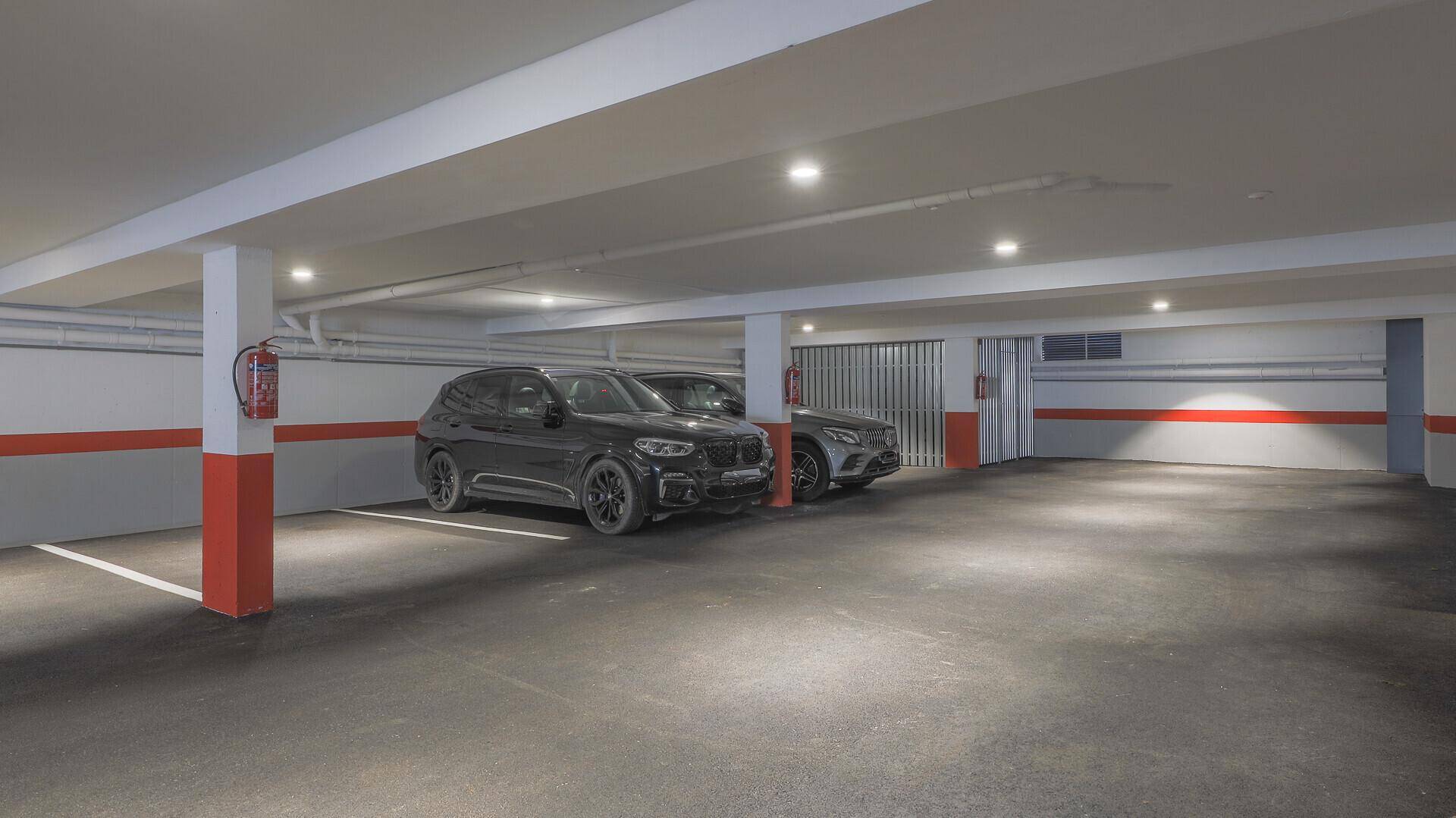 Geräumige Tiefgarage mit mehreren Stellplätzen und guter Beleuchtung.